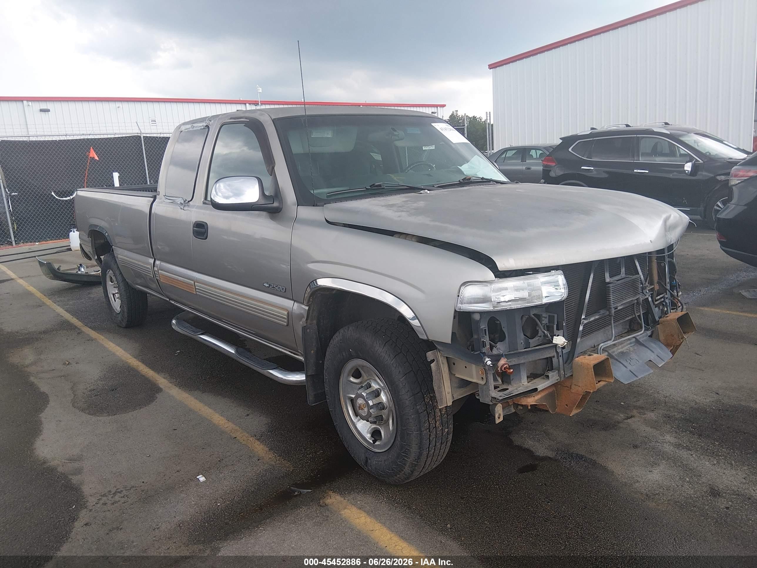 2000 Chevrolet Silverado 2500 LS, VIN 1GCGC29U7YE416729 — Front end