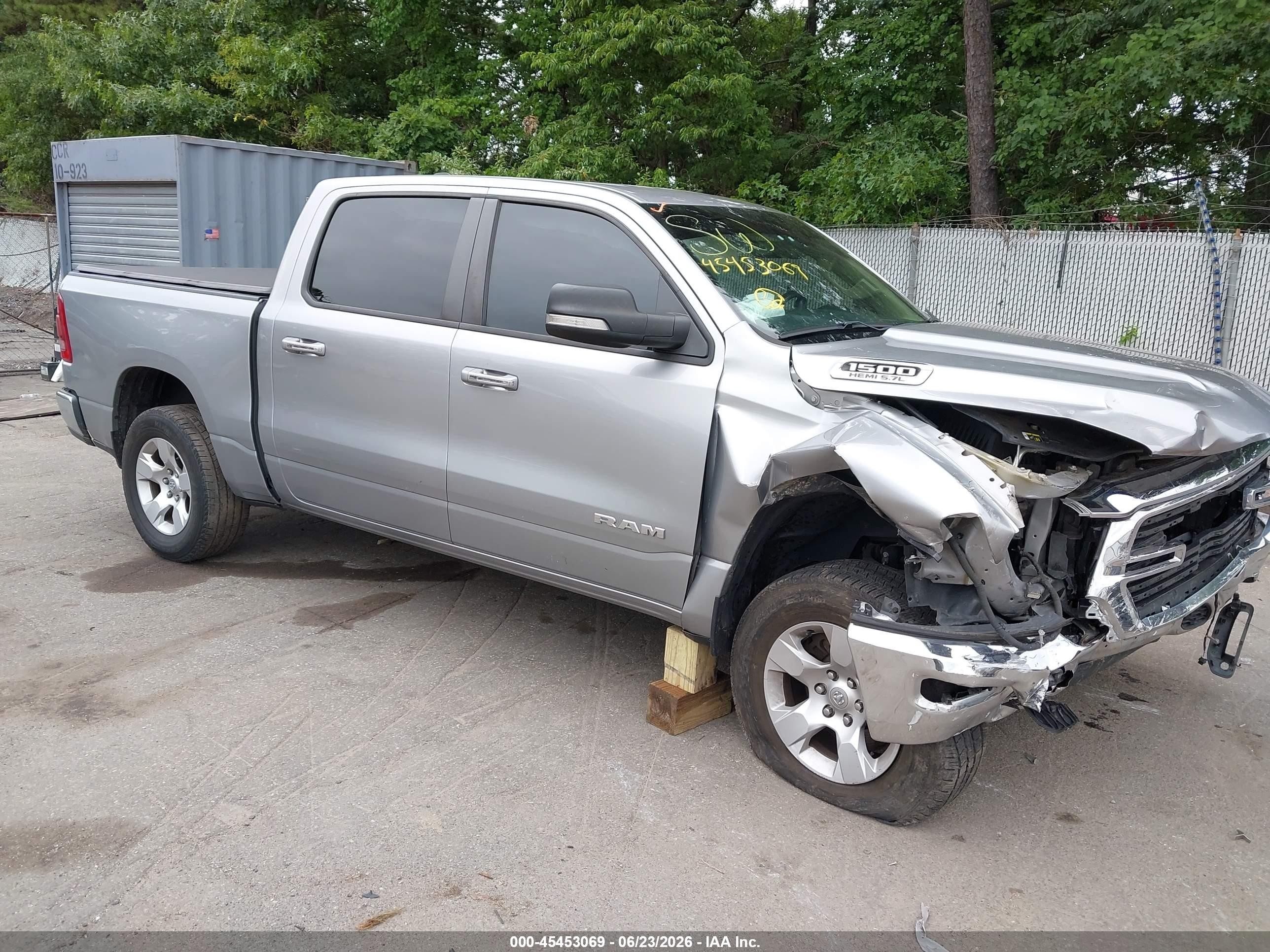 2019 Ram 1500 Big Horn, VIN 1C6SRFFT4KN791911 — Перед