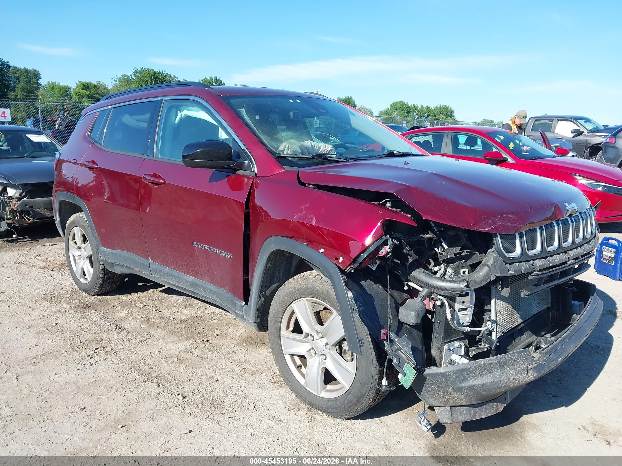 2022 Jeep Compass Latitude, VIN 3C4NJDBB2NT124905 — Front end