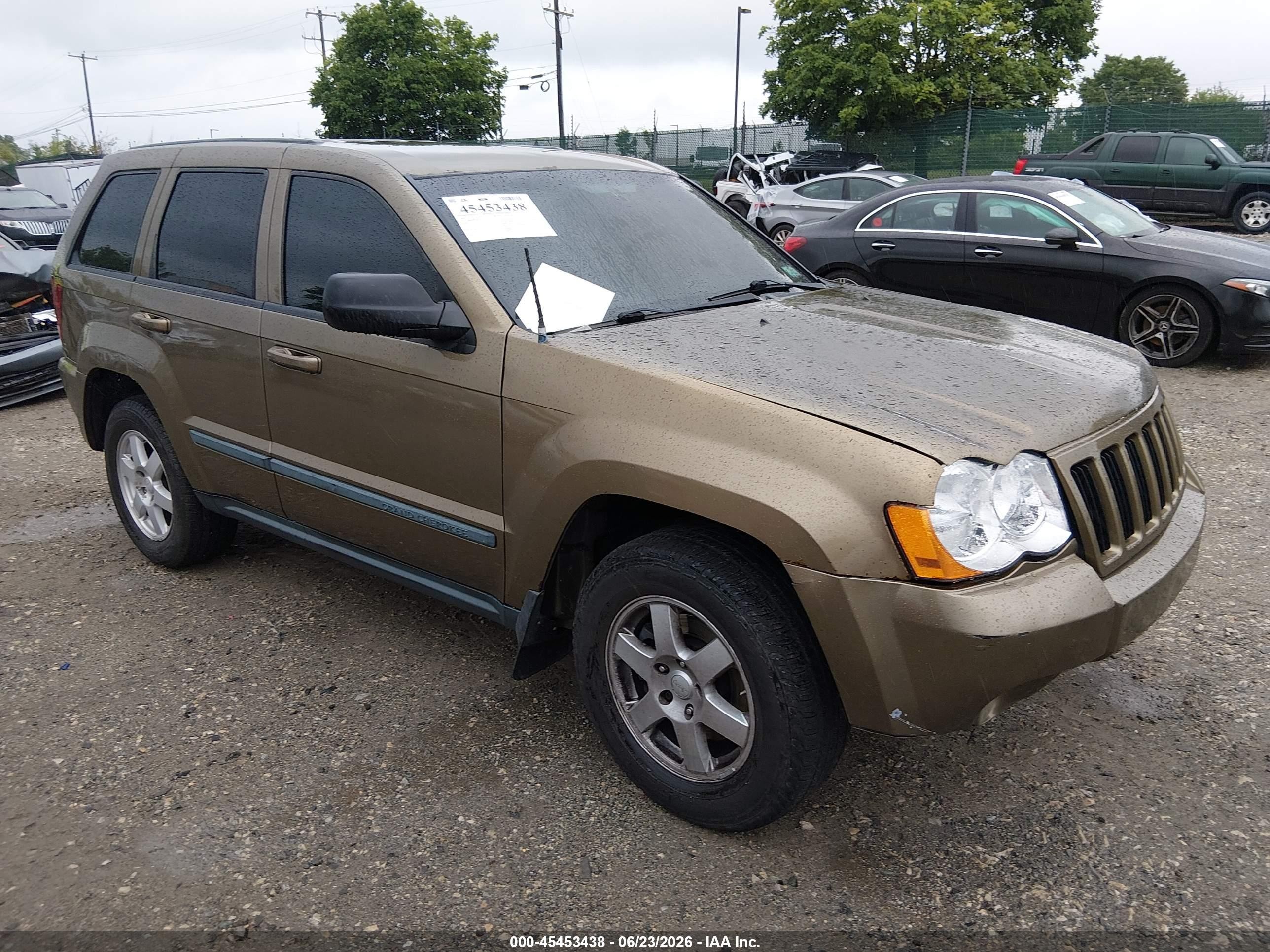 2008 Jeep Grand Cherokee Laredo, VIN 1J8GR48K38C238722 — Side