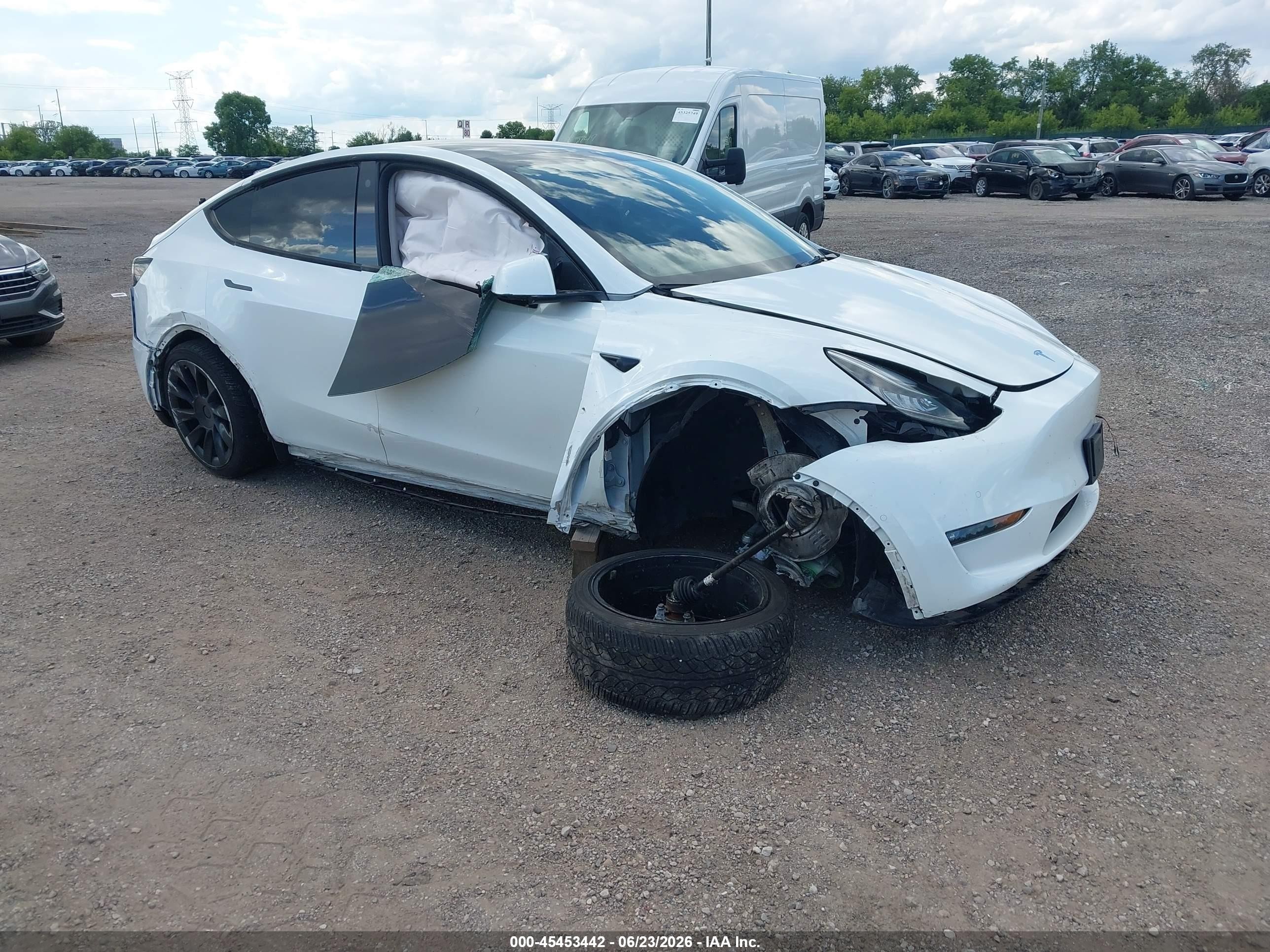 2021 Tesla Model Y Long Range, VIN 5YJYGDEE5MF306144 — Front end