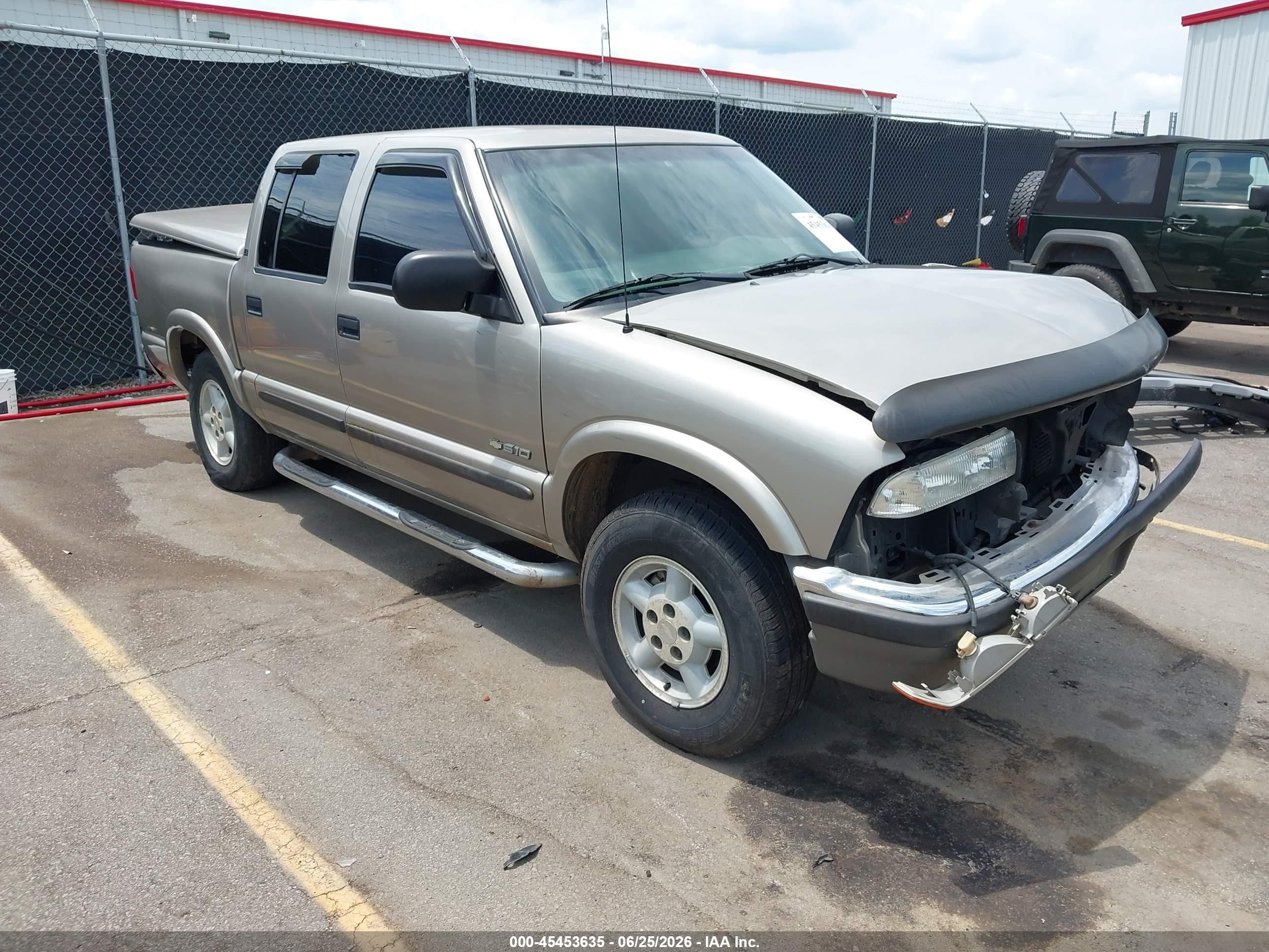 2002 Chevrolet S-10 LS, VIN 1GCDT13W72K132338 — Front end