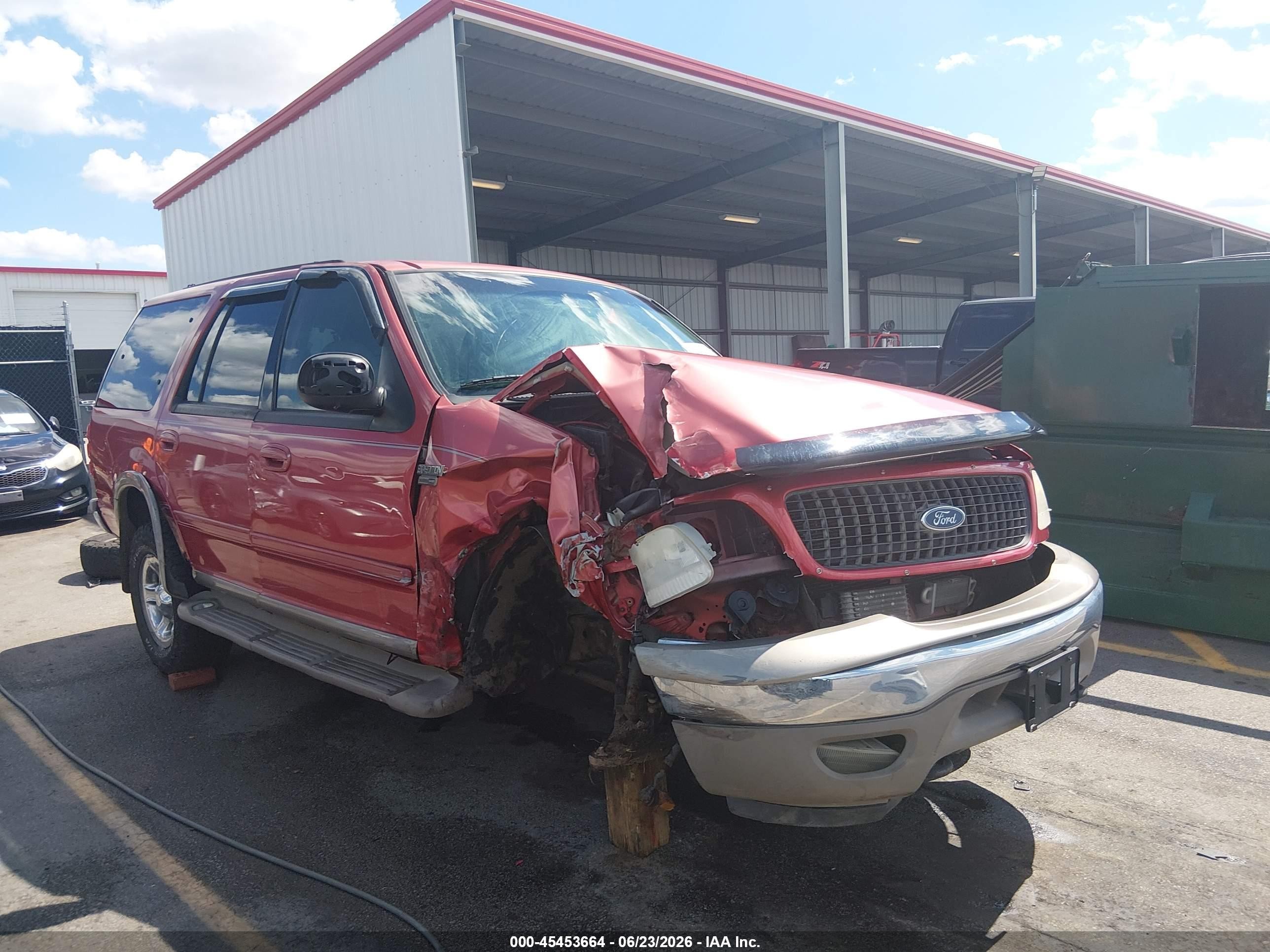 2001 Ford Expedition Eddie Bauer, VIN 1FMPU18L91LB24559 — Перед
