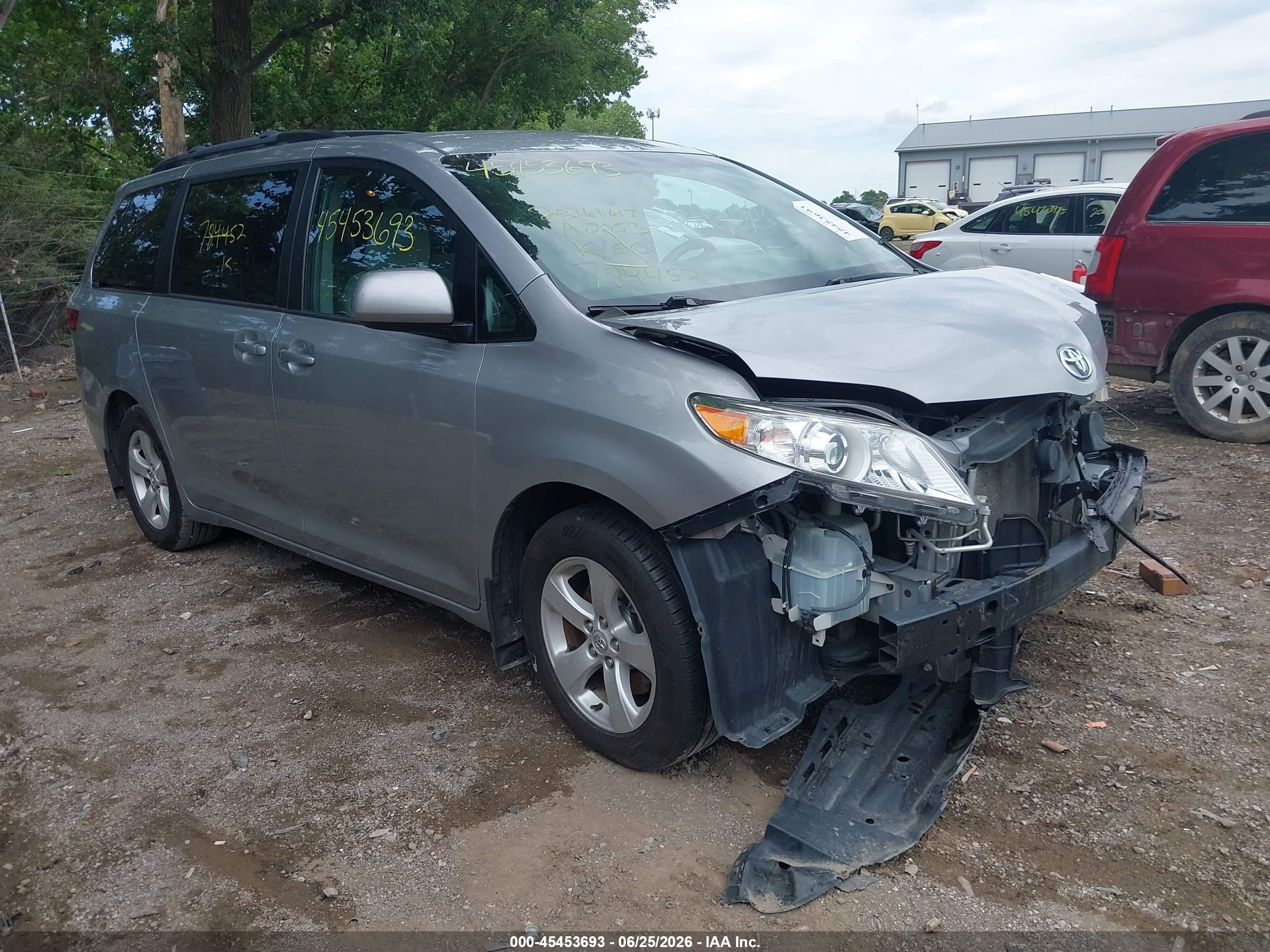 2017 Toyota Sienna LE, VIN 5TDKZ3DC0HS784452 — Front end