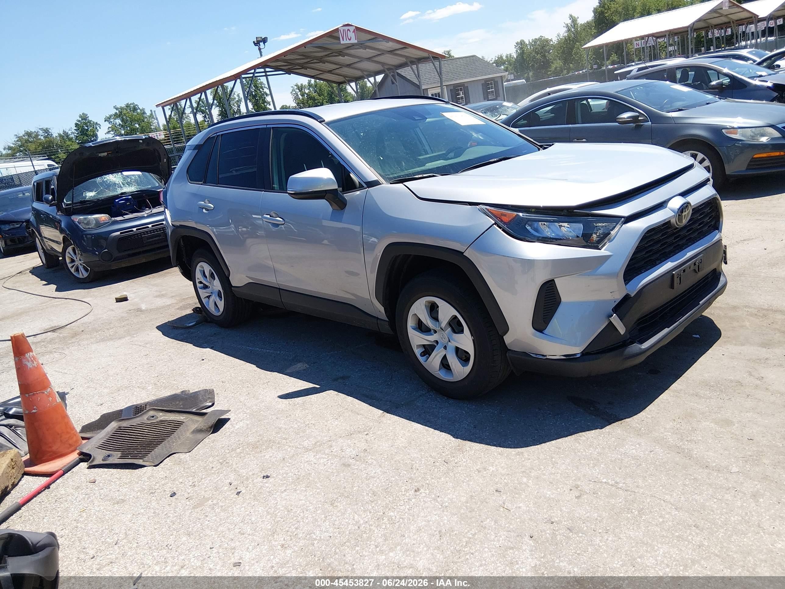 2019 Toyota RAV4 LE, VIN JTMG1RFVXKD047177 — Side