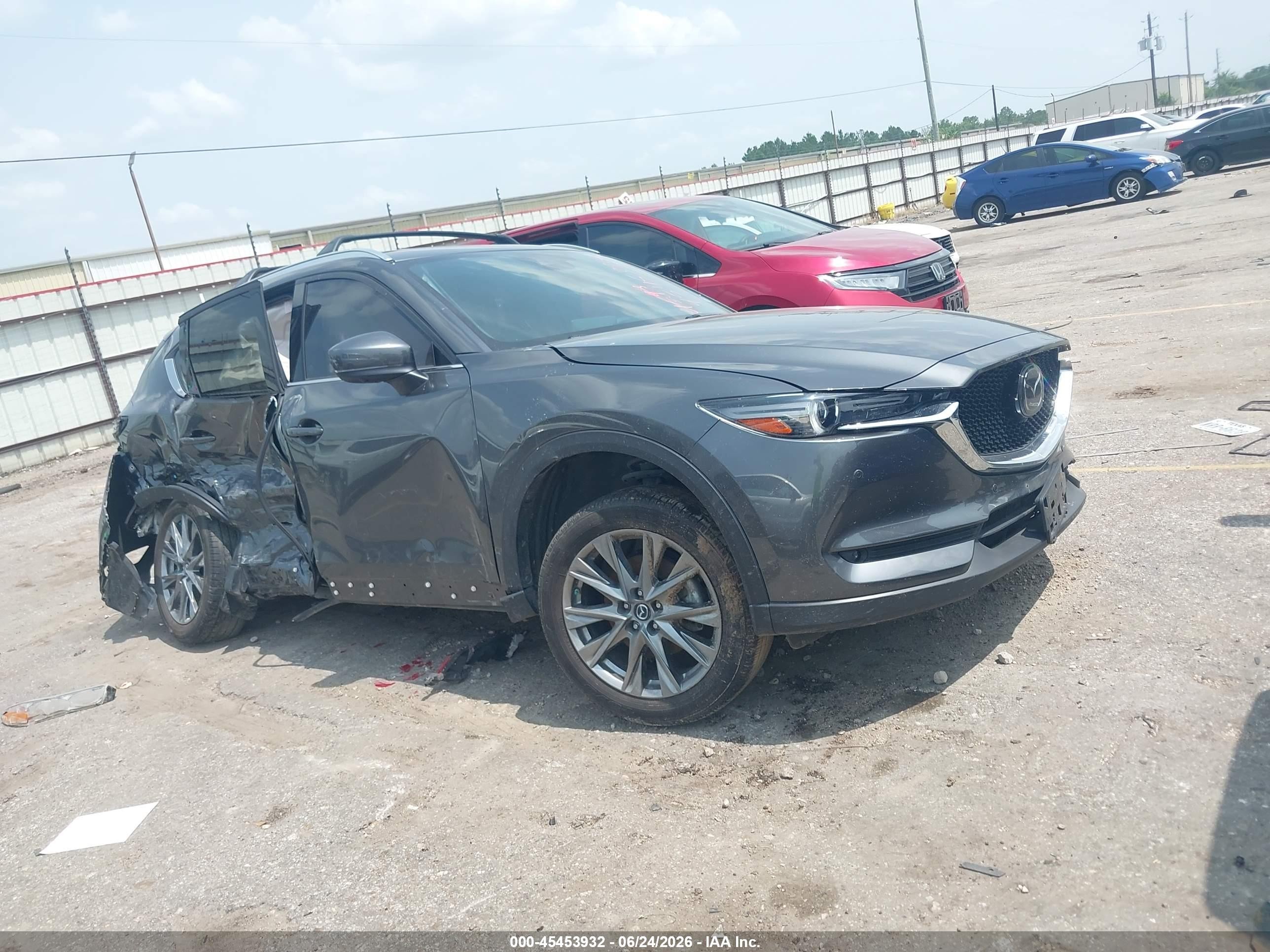 2021 Mazda CX-5 Signature, VIN JM3KFBEY0M0417861 — Side