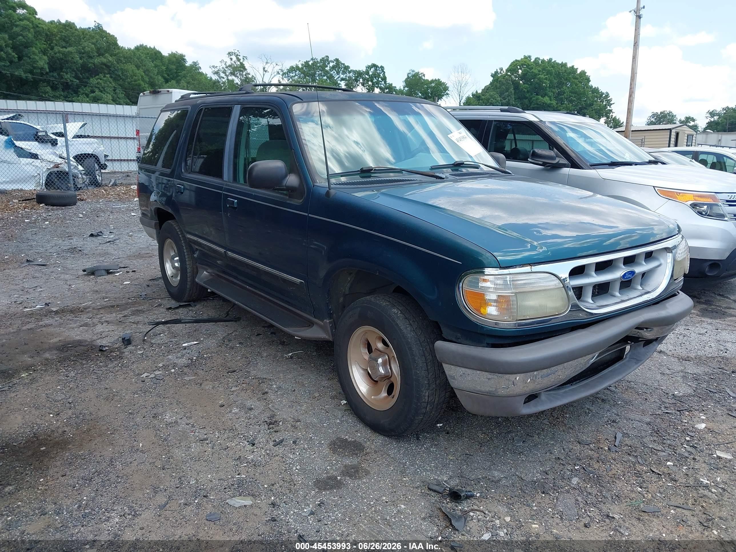 1997 Ford Explorer XL, VIN 1FMDU32E2VUD46157 — Front end
