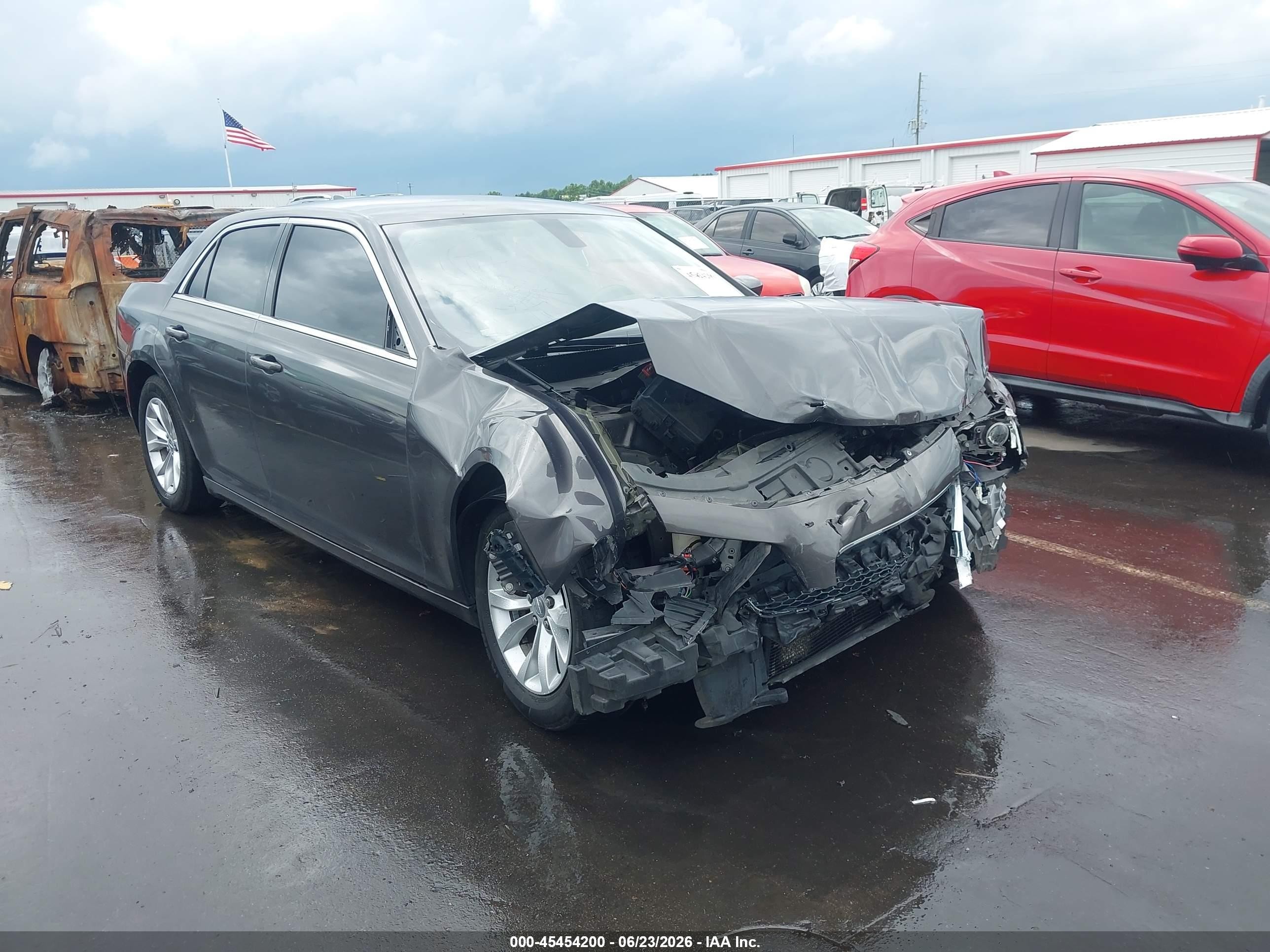 2015 Chrysler 300 Limited, VIN 2C3CCAAG8FH920490 — Front end