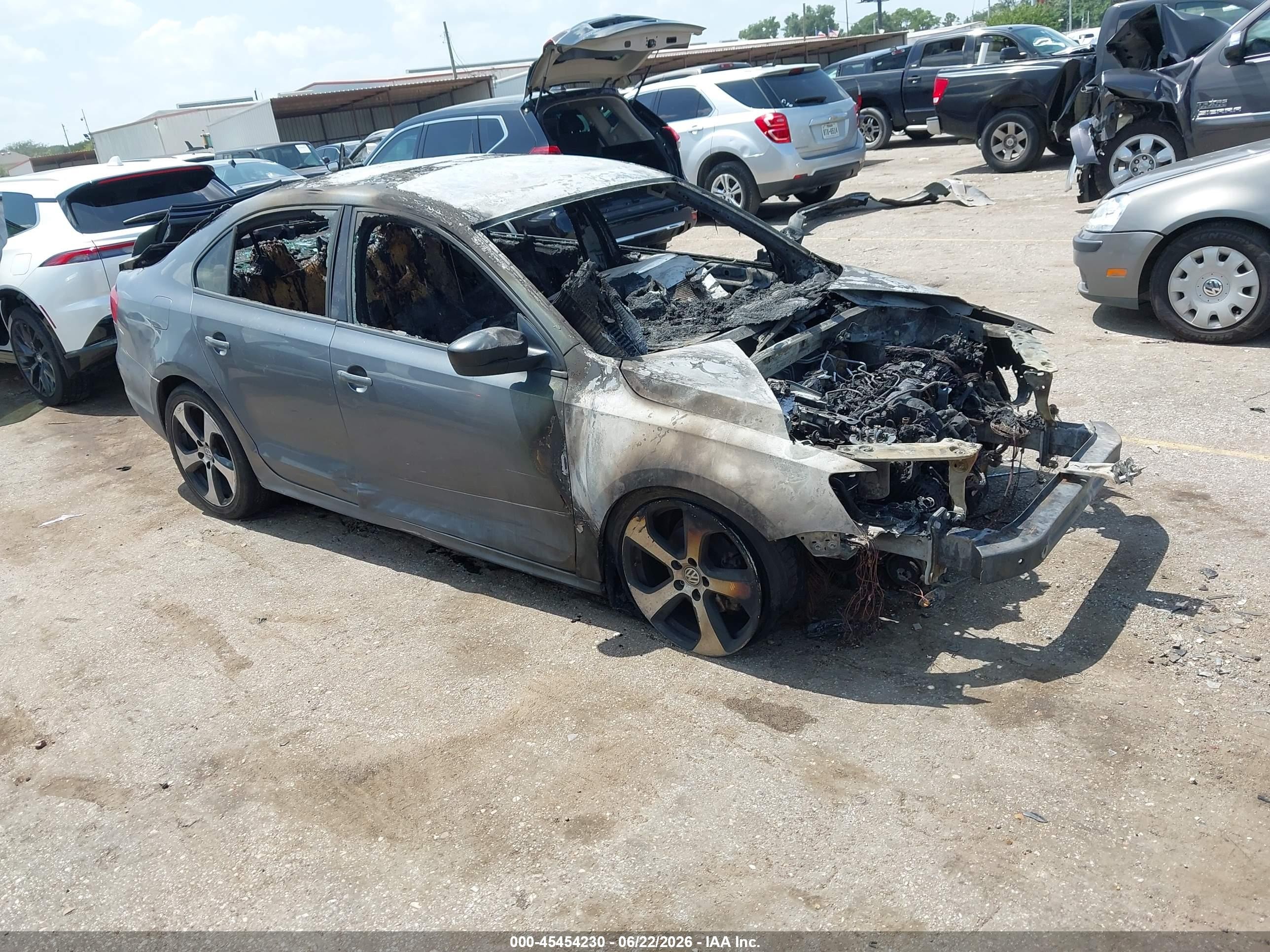 2014 Volkswagen Jetta TDI, VIN 3VWLL7AJ0EM419648 — Пожар в моторном отсеке