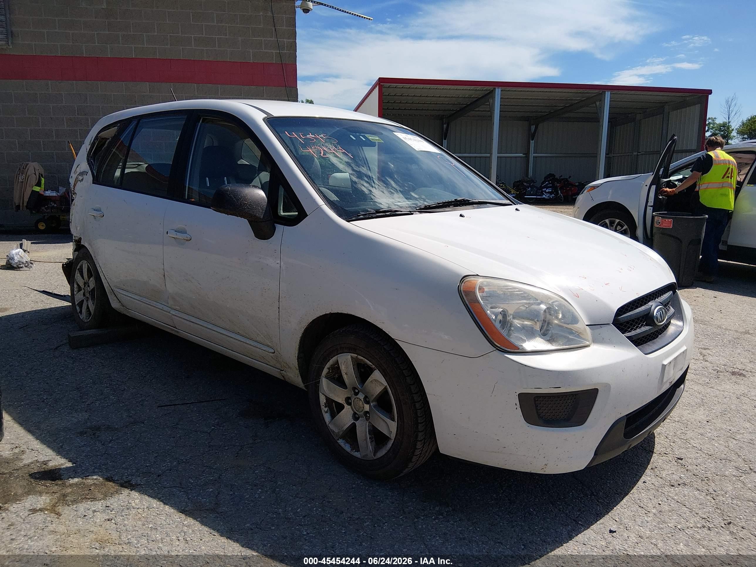 2007 Kia Rondo LX, VIN KNAFG525477024537 — Rear end