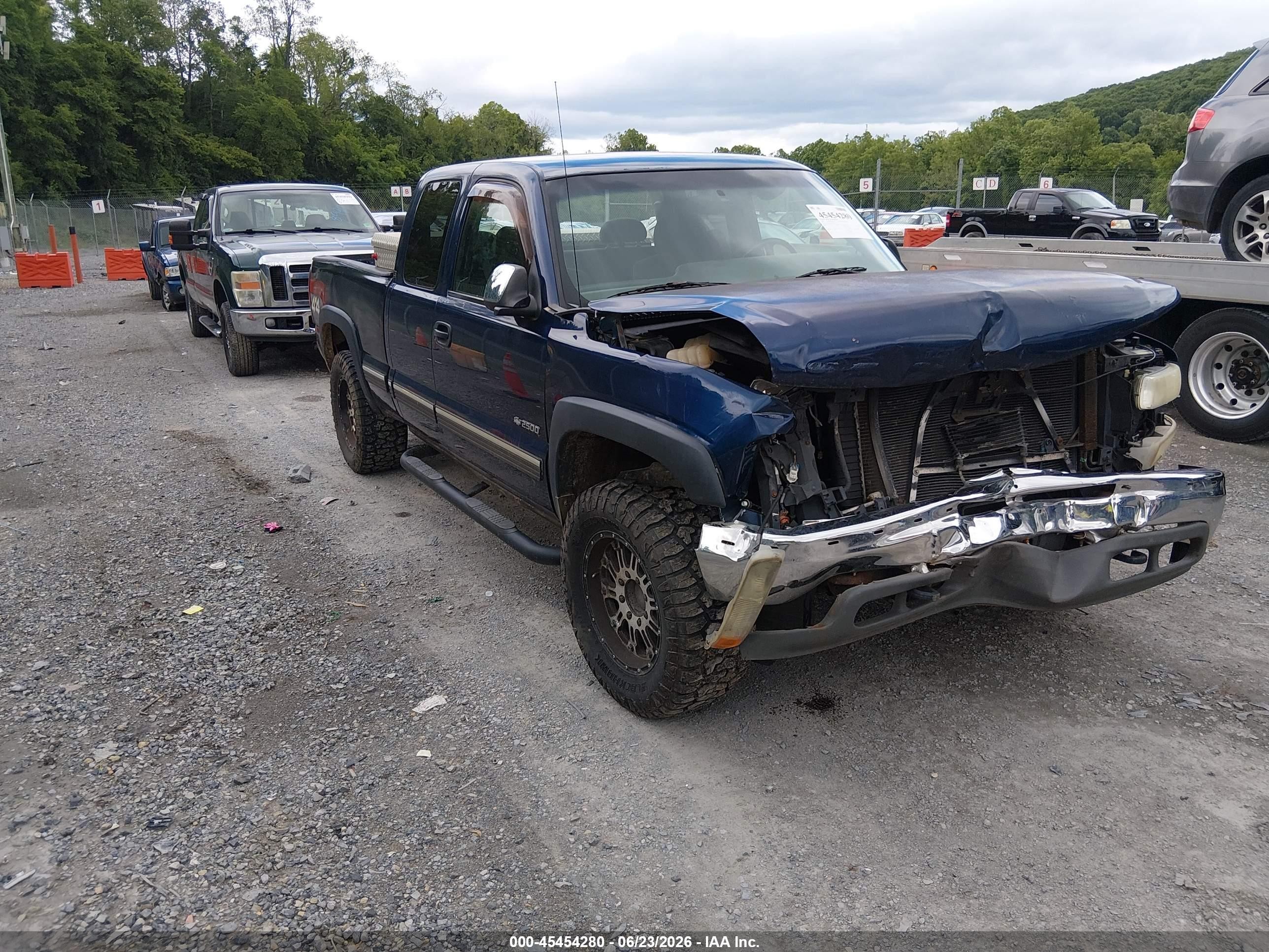 2002 Chevrolet Silverado 2500 LS, VIN 1GCGK29UX2Z237734 — Front end