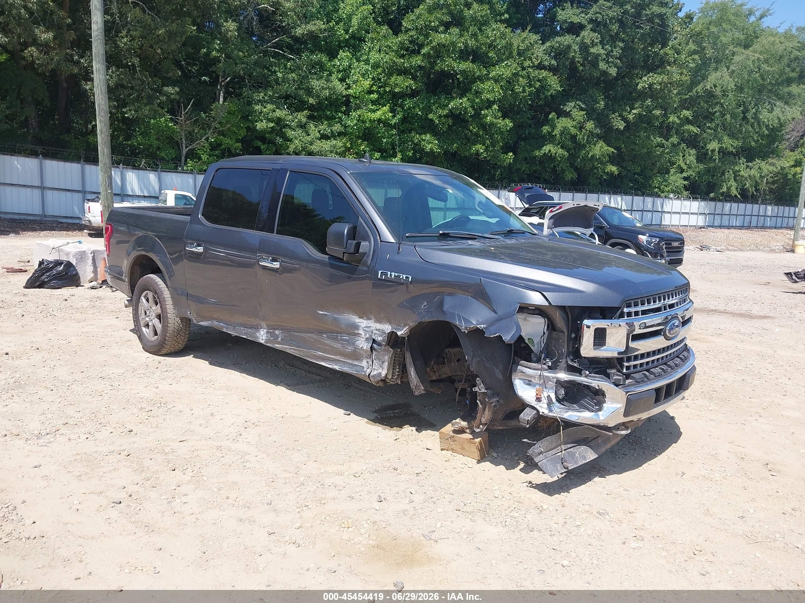 2020 Ford F-150 XL, VIN 1FTEW1EP4LFB97367 — Перед