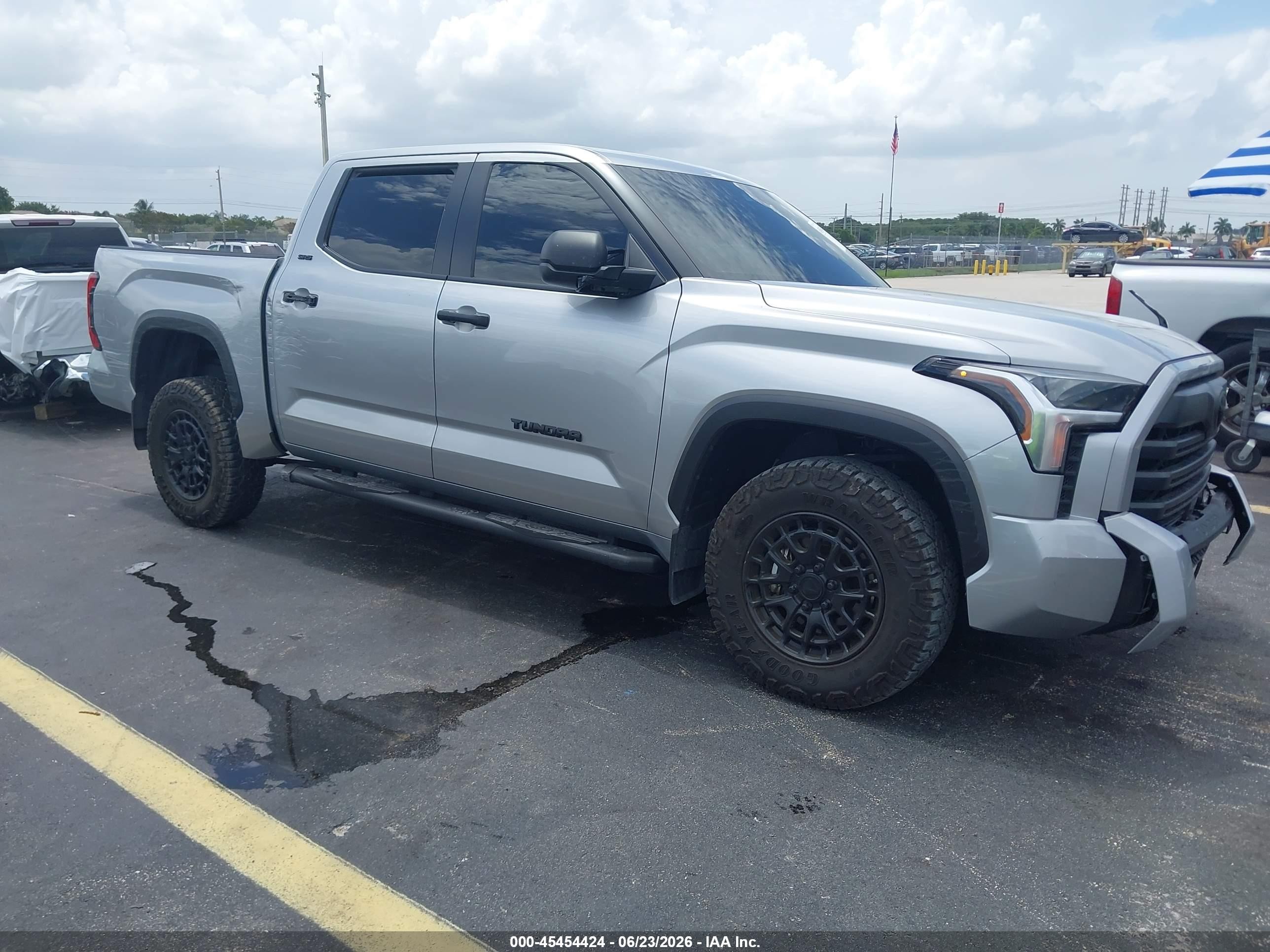 2025 Toyota Tundra SR5, VIN 5TFLA5DB7SX279380 — Бок