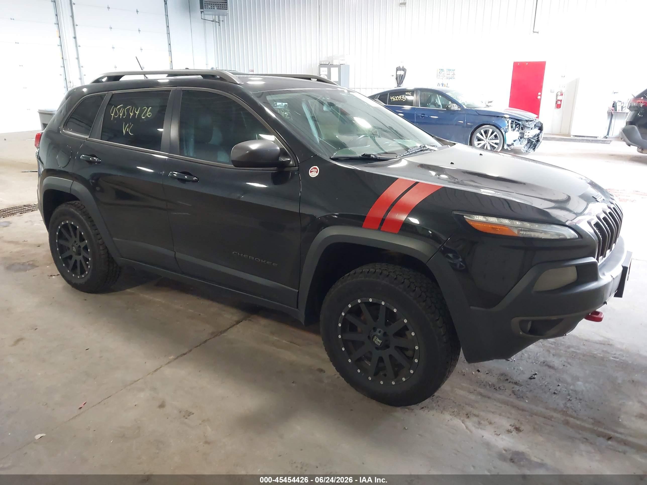 2014 Jeep Cherokee Trailhawk, VIN 1C4PJMBS3EW275884 — Side