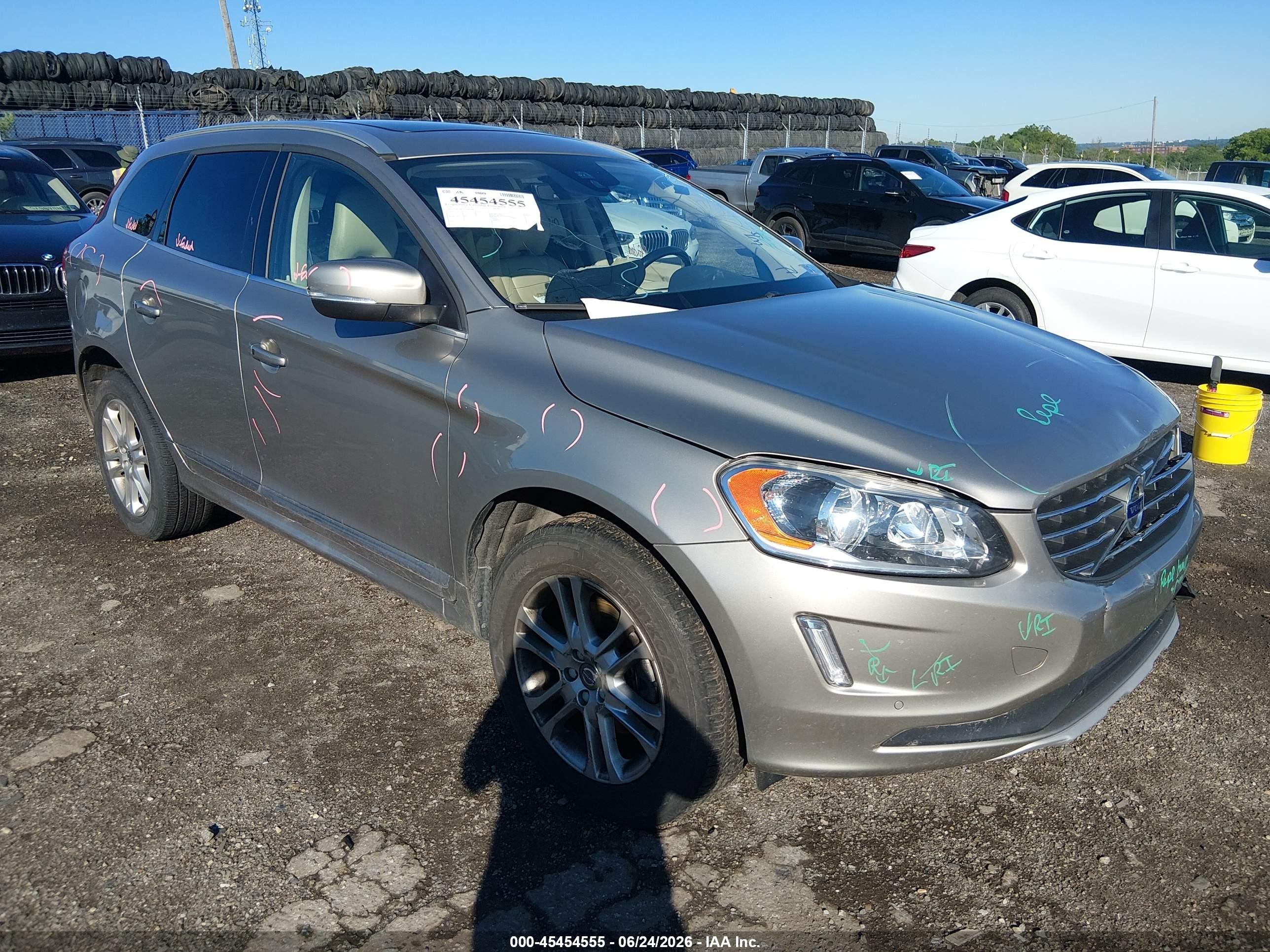 2016 Volvo XC60 T5 Premier, VIN YV4612RK2G2805498 — Front end