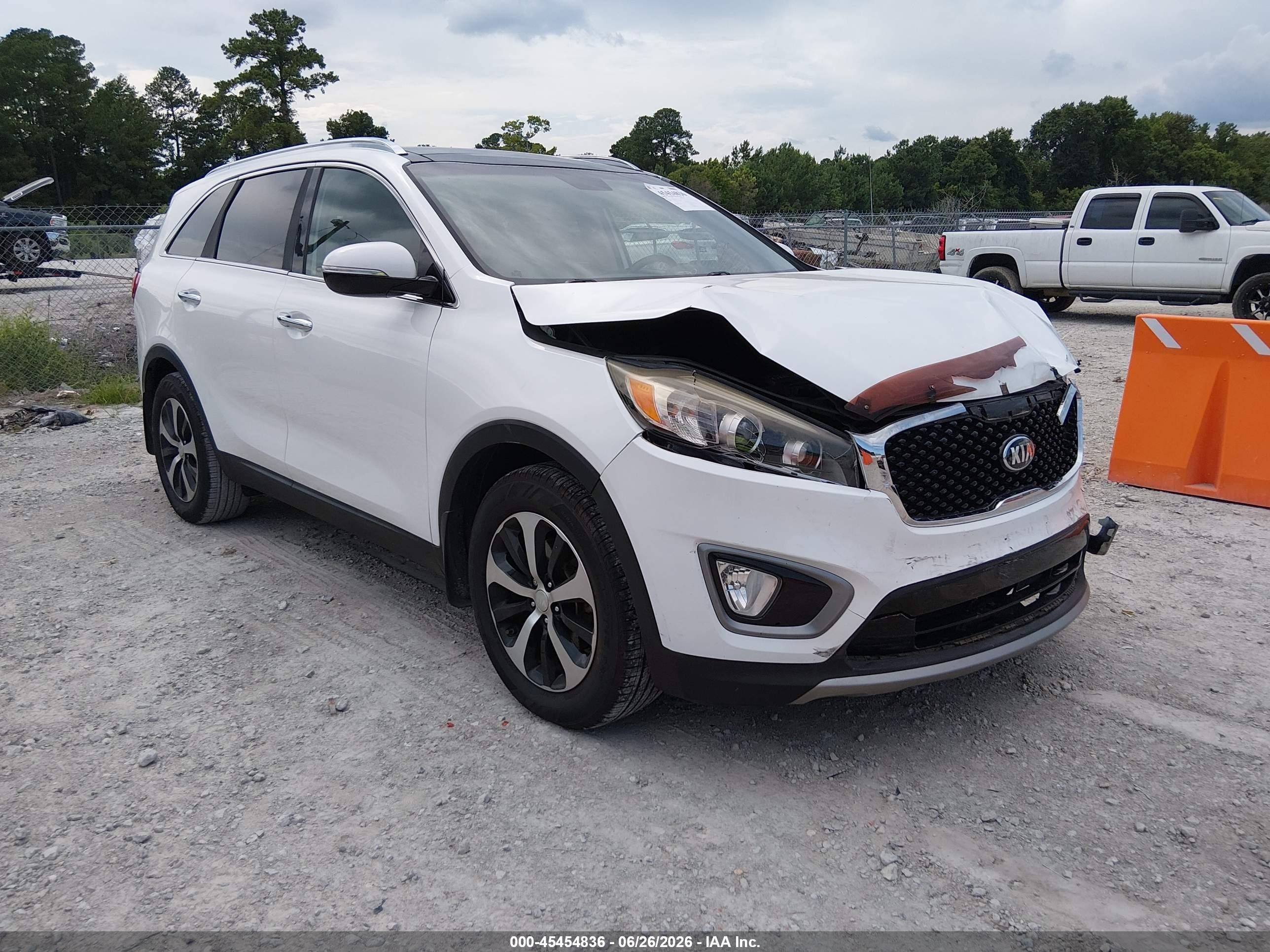 2016 Kia Sorento EX, VIN 5XYPH4A15GG117132 — Front end