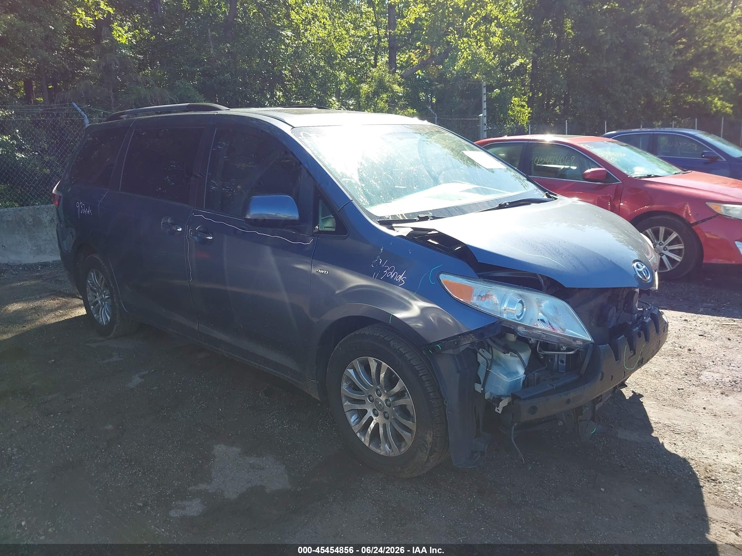2016 Toyota Sienna Limited Premium, VIN 5TDDK3DC8GS145120 — Front end