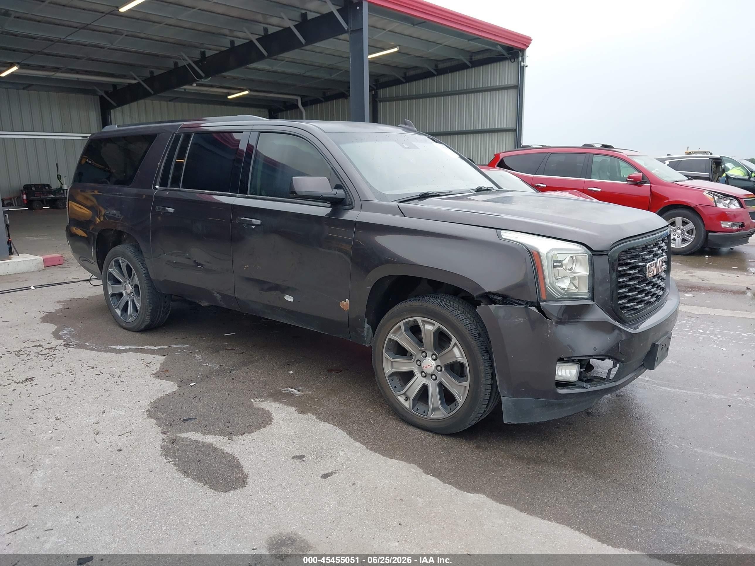 2017 GMC Yukon XL Denali, VIN 1GKS2HKJ1HR370232 — Бок