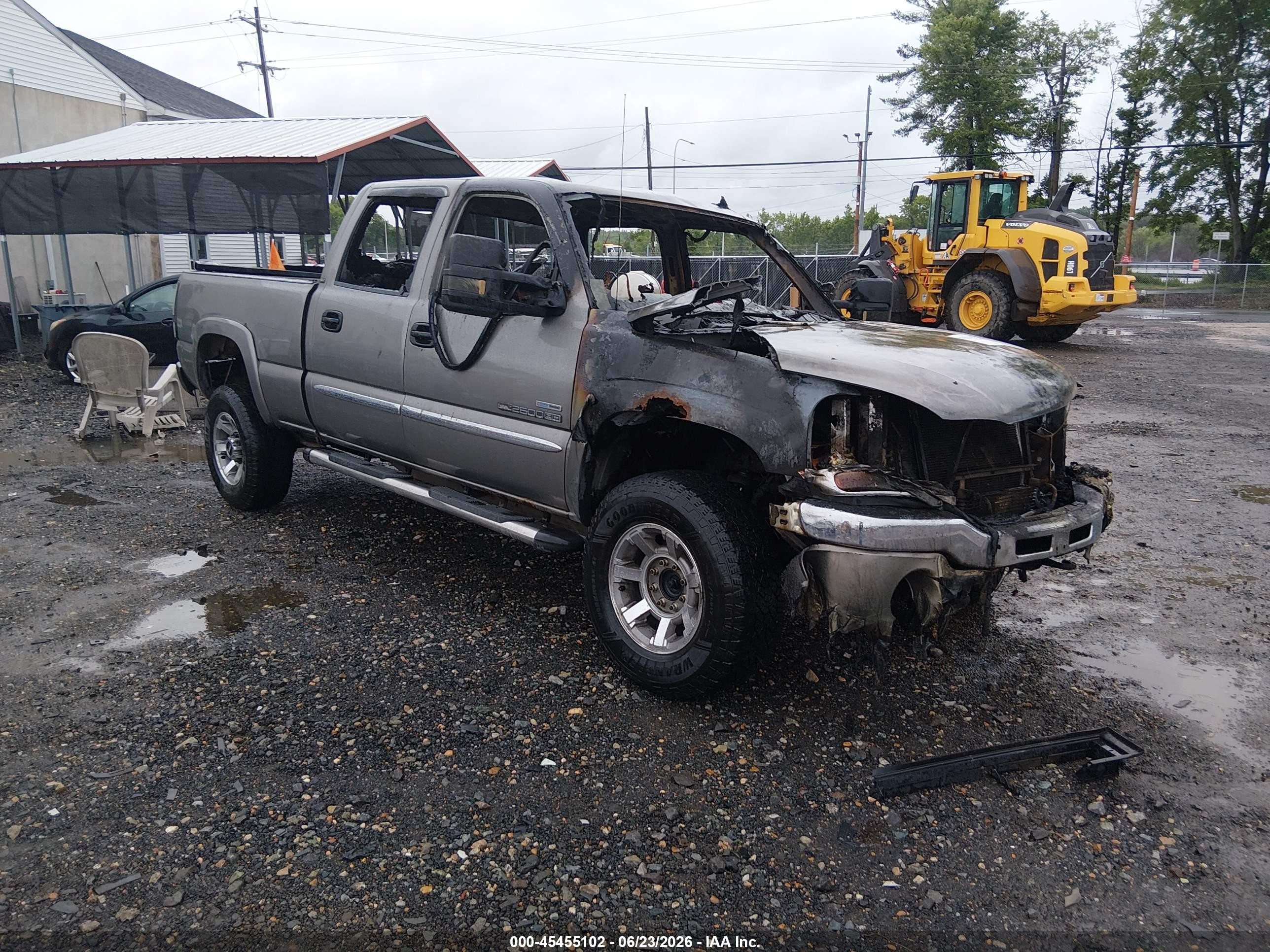 2006 GMC Sierra 2500HD SLE1, VIN 1GTHK23D96F251614 — Engine fire