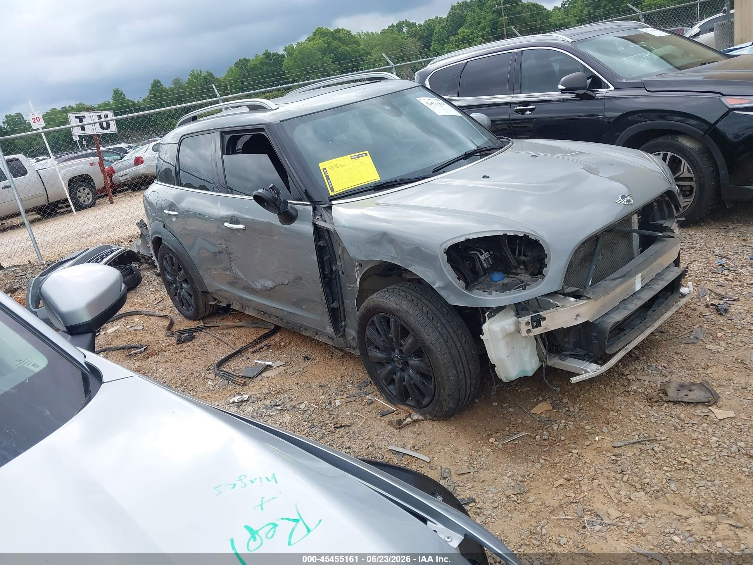 2019 MINI Countryman Cooper S, VIN WMZYT3C59K3E94432 — Перед
