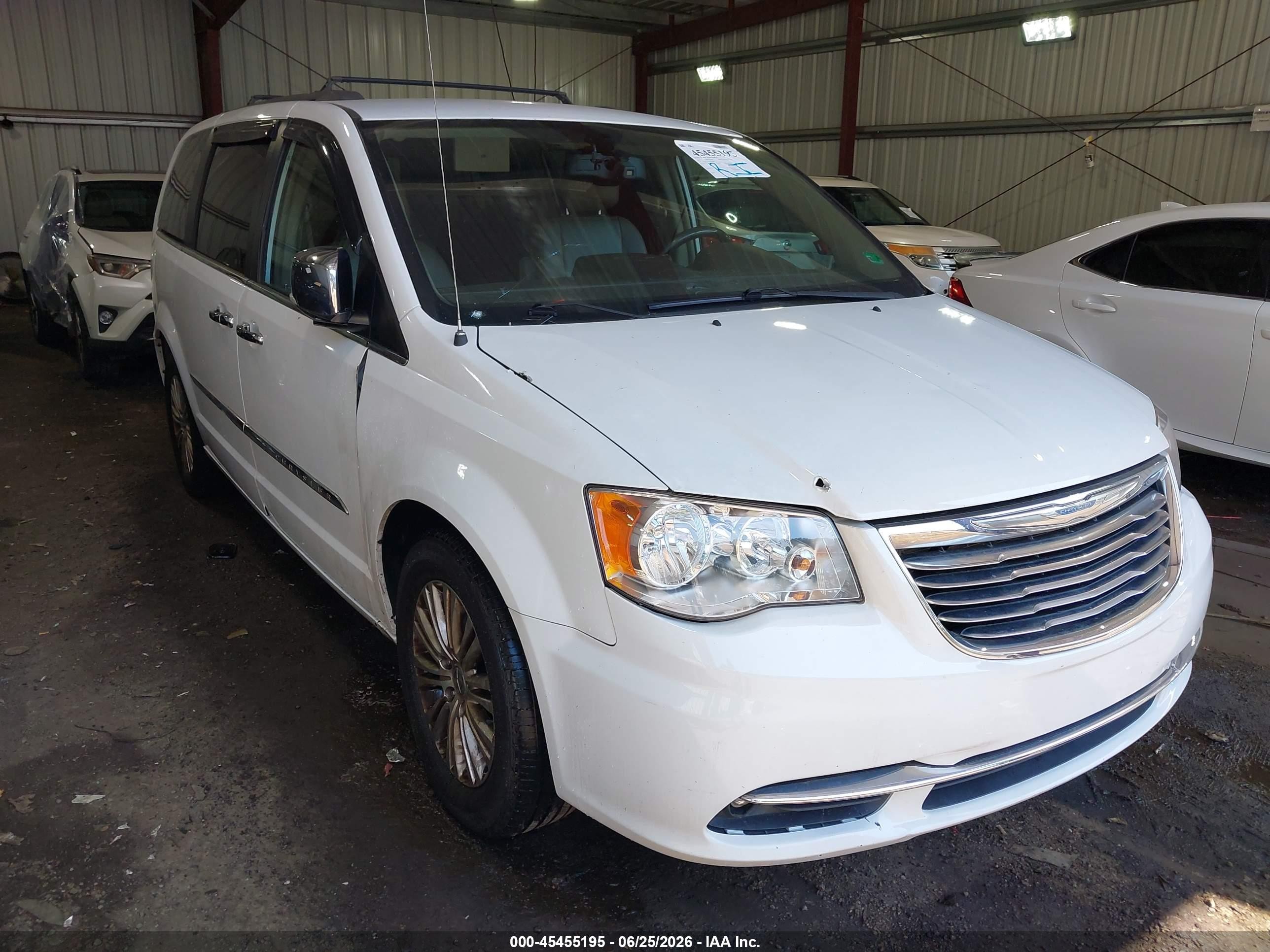 2015 Chrysler Town & Country Touring L, VIN 2C4RC1CG5FR618894 — Перед