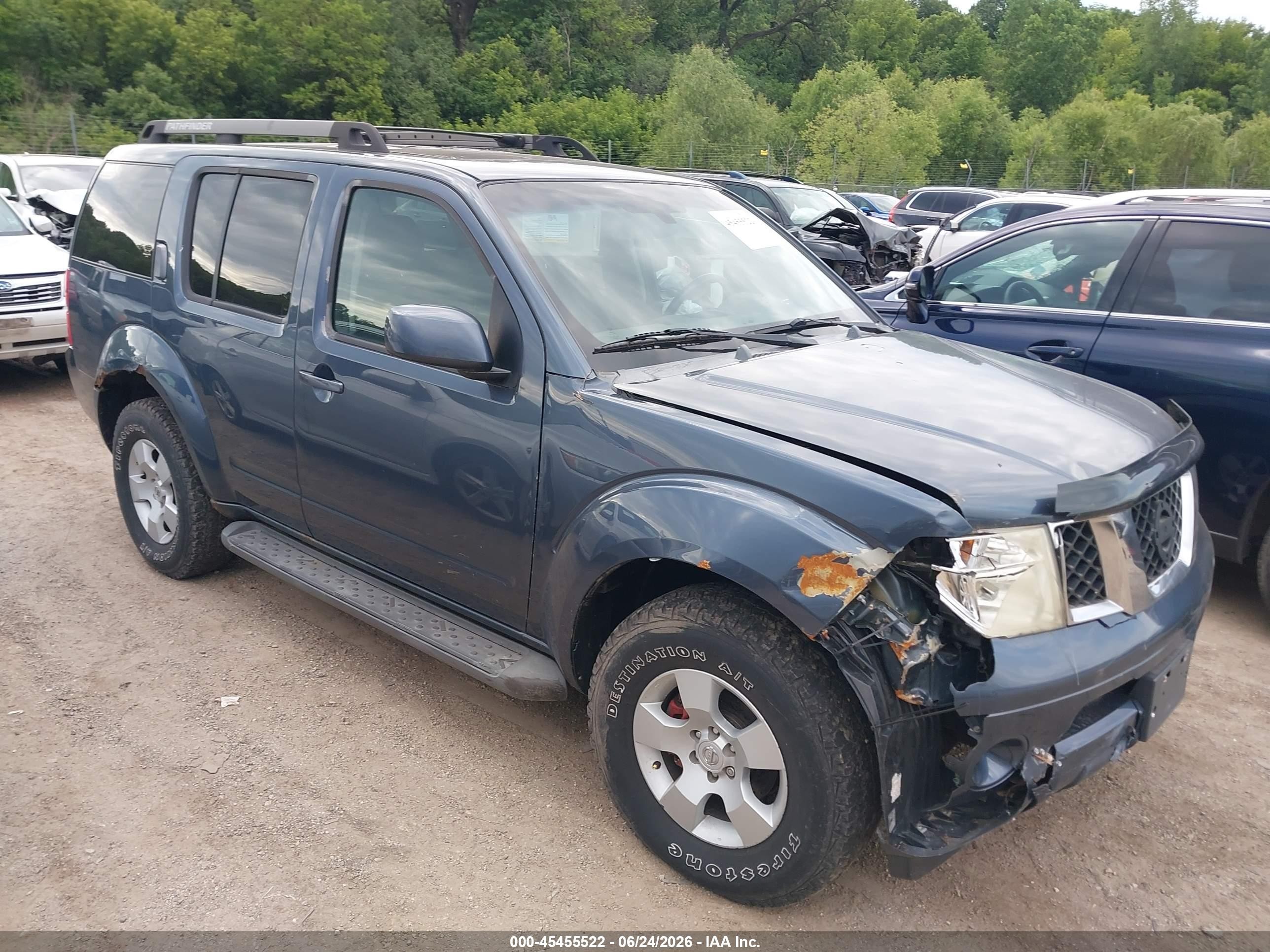 2005 Nissan Pathfinder XE, VIN 5N1AR18W95C741645 — Перед