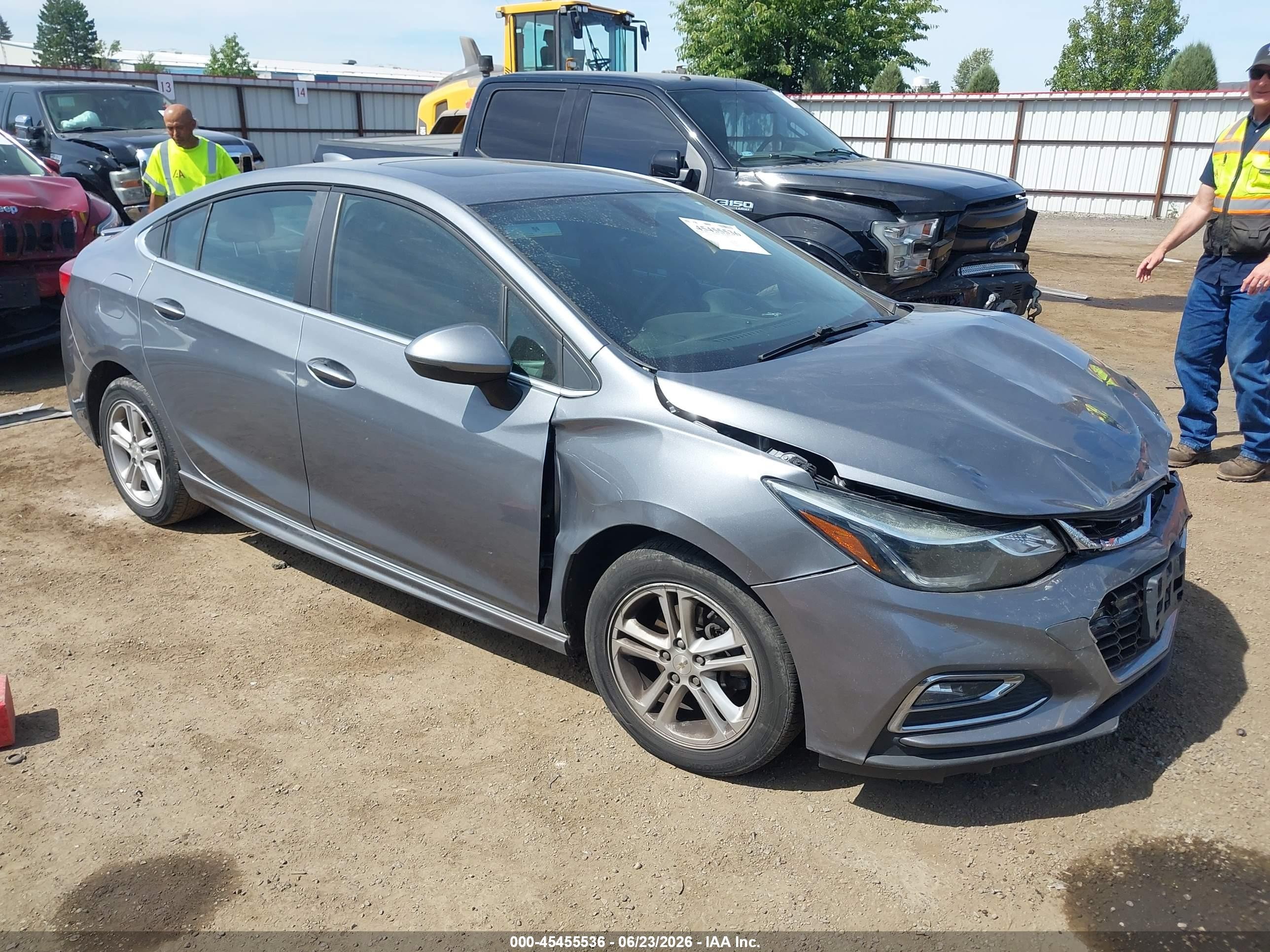 2018 Chevrolet Cruze LT, VIN 1G1BE5SM4J7132039 — Front end
