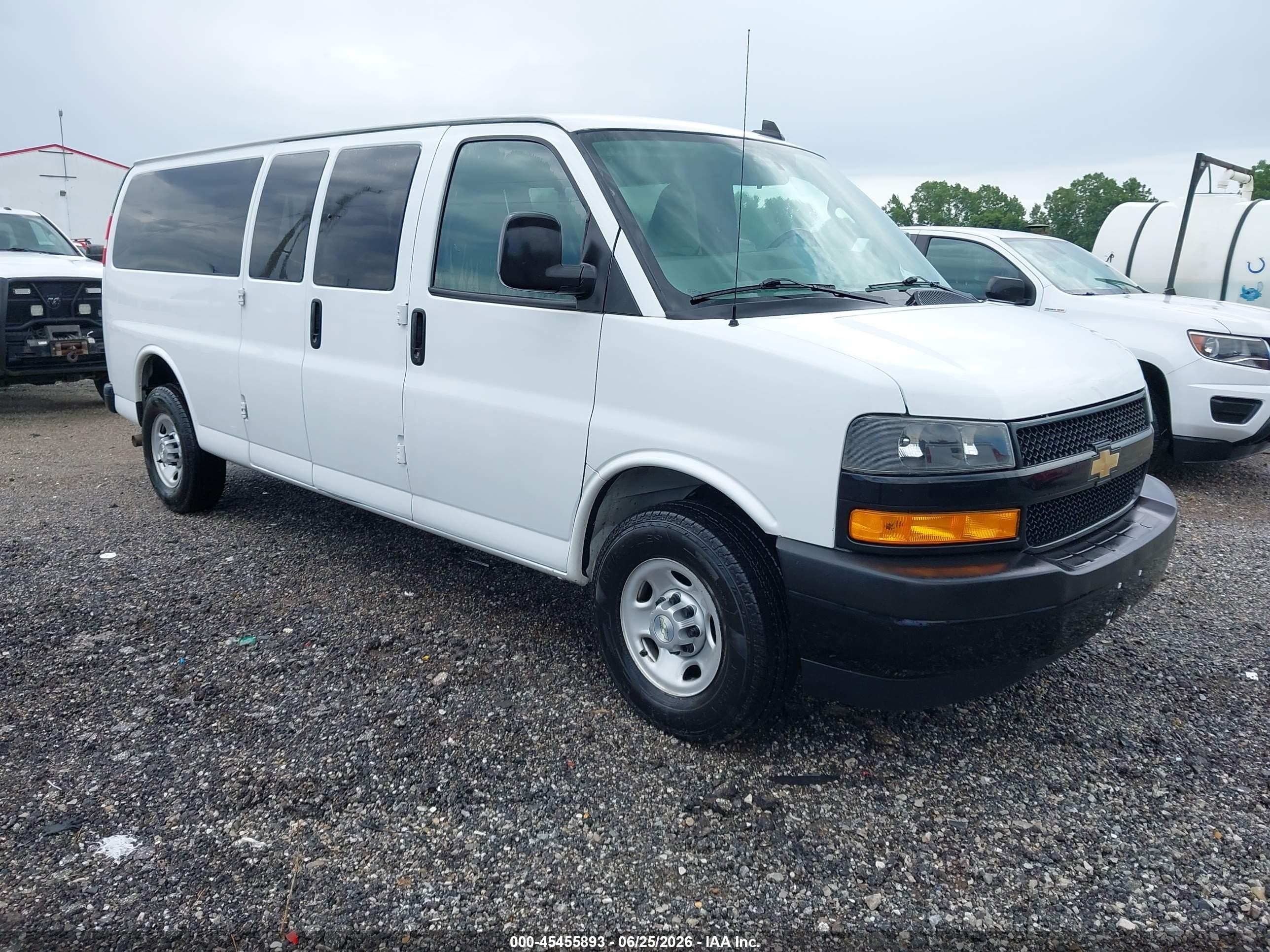 2021 Chevrolet Express Passenger LS, VIN 1GAZGNFP7M1155402 — Normal wear