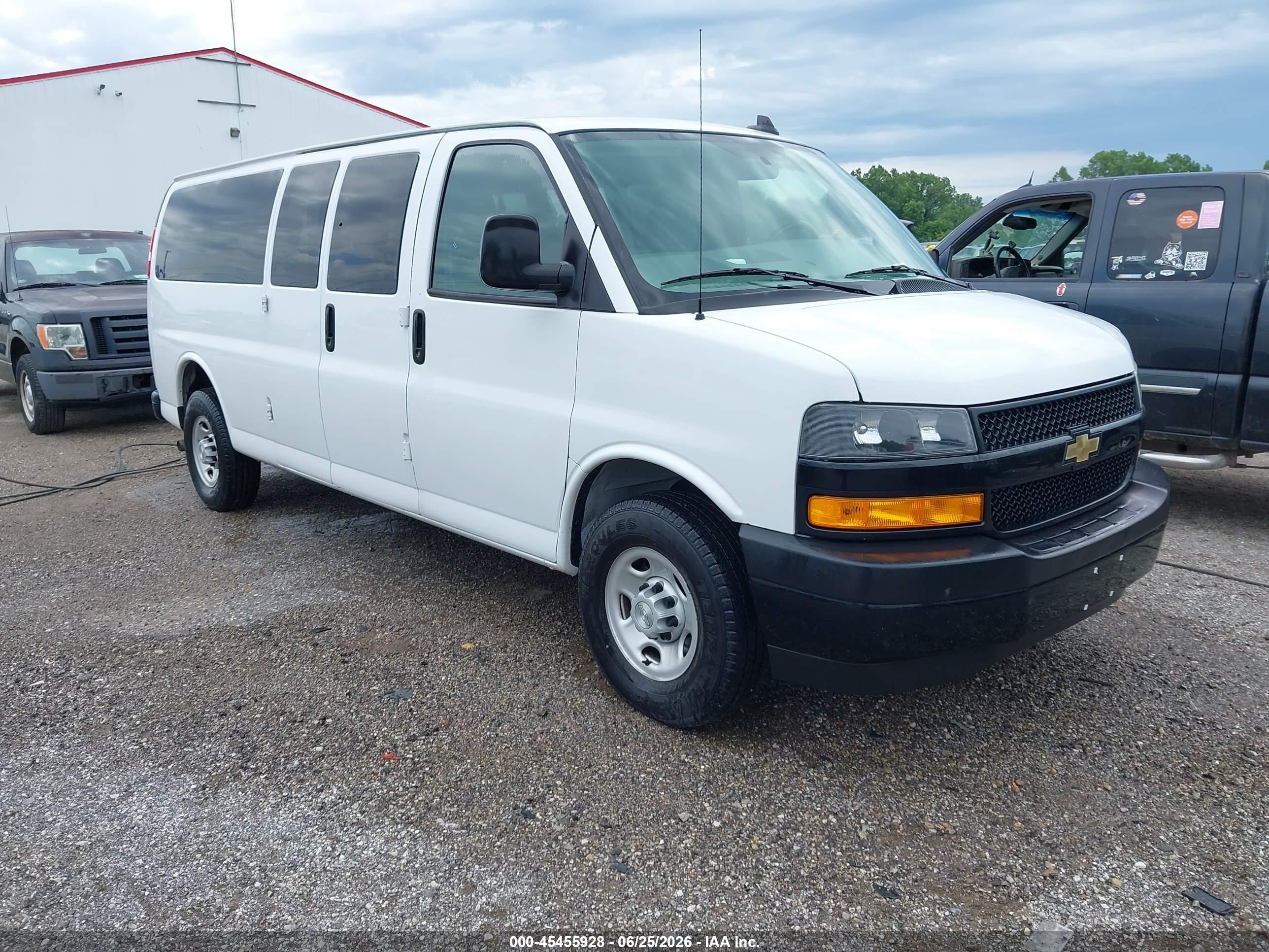 2021 Chevrolet Express Passenger LS, VIN 1GAZGNFP1M1155315 — Normal wear