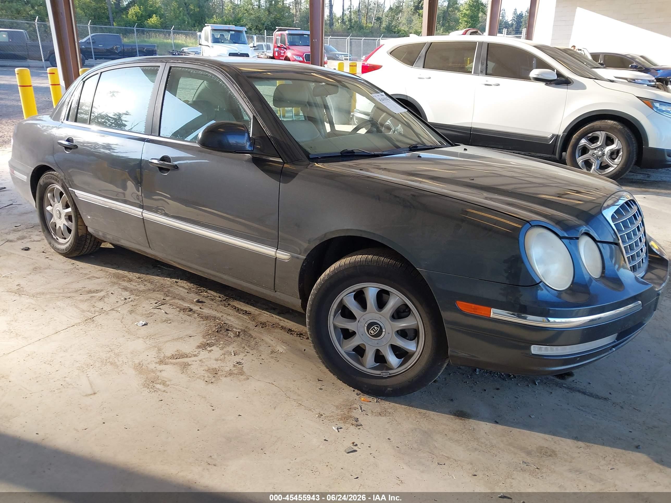 2004 Kia Amanti, VIN KNALD124045046778 — Side