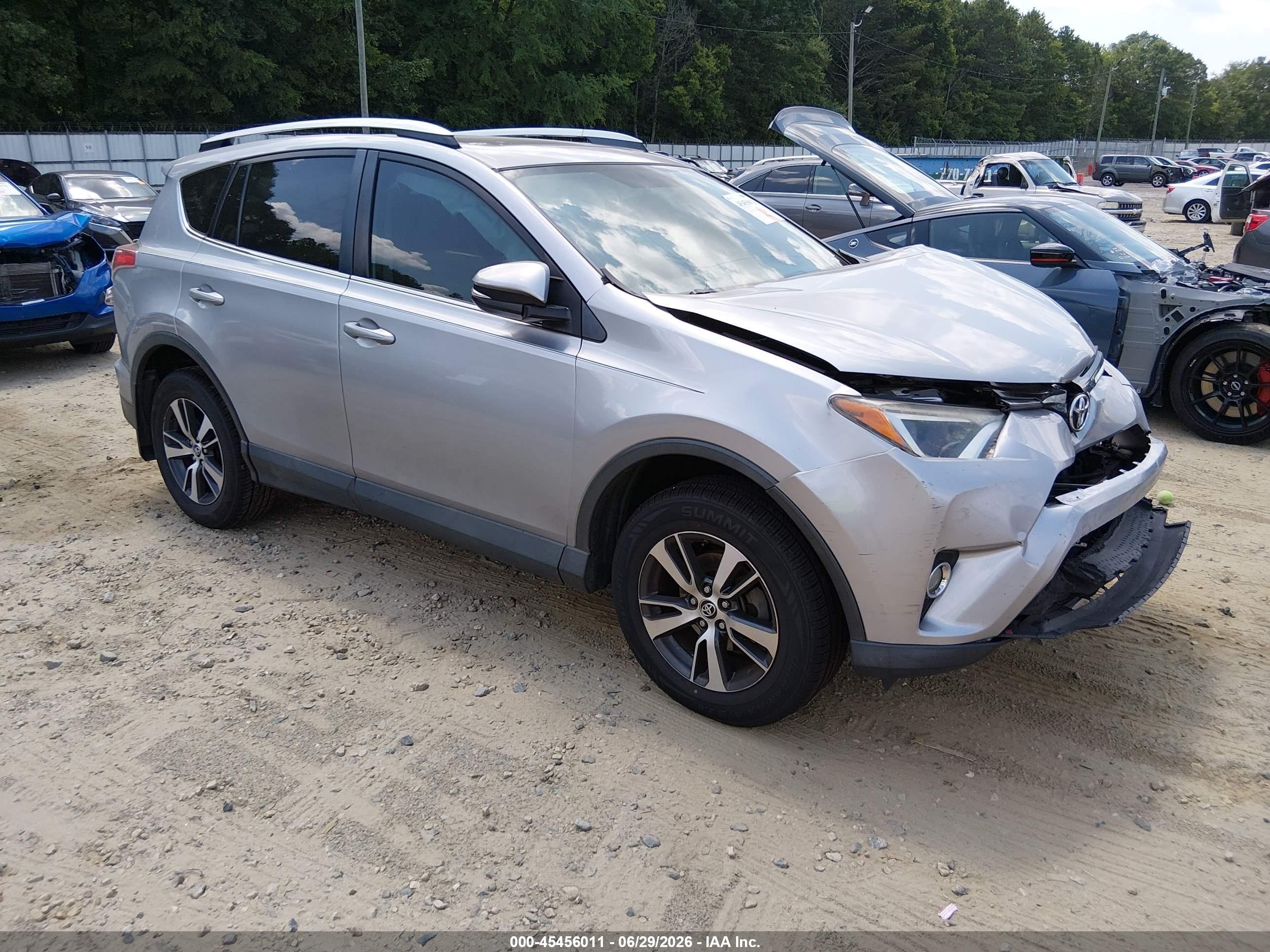 2016 Toyota RAV4 XLE, VIN 2T3WFREV6GW246915 — Front end