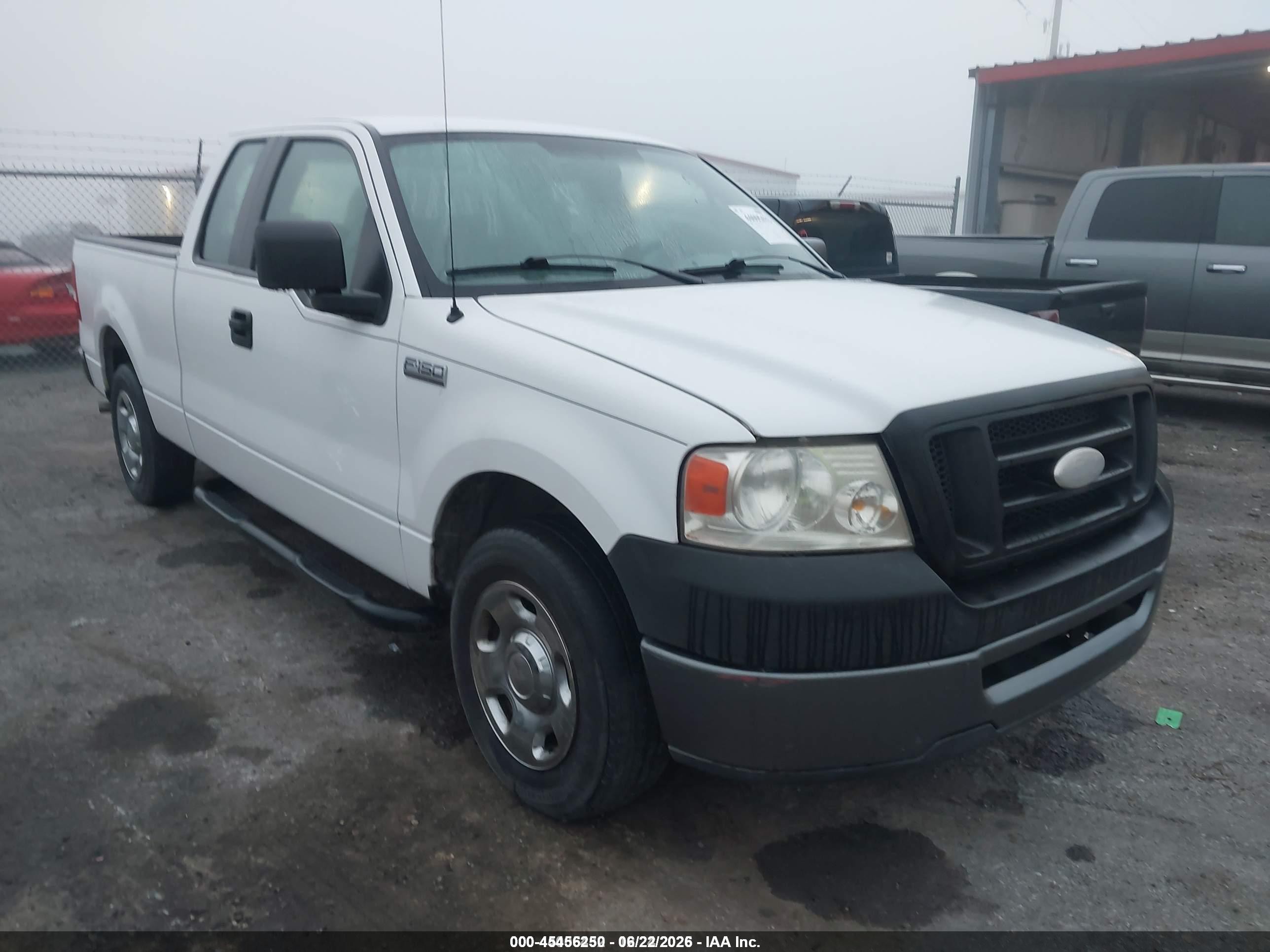 2007 Ford F-150 STX, VIN 1FTRX12W47KA69010 — Перед