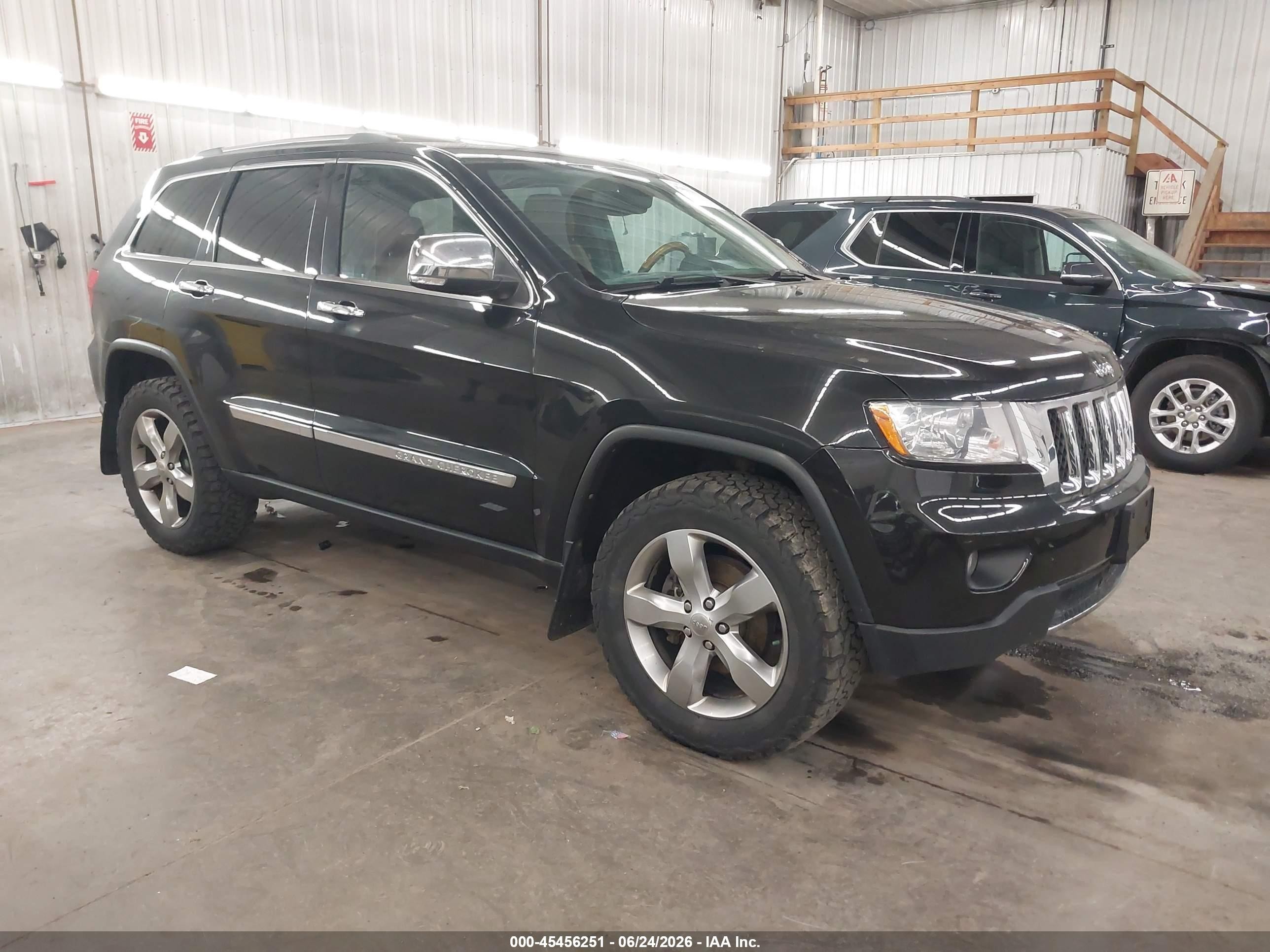2013 Jeep Grand Cherokee Overland, VIN 1C4RJFCG3DC607143 — Front end