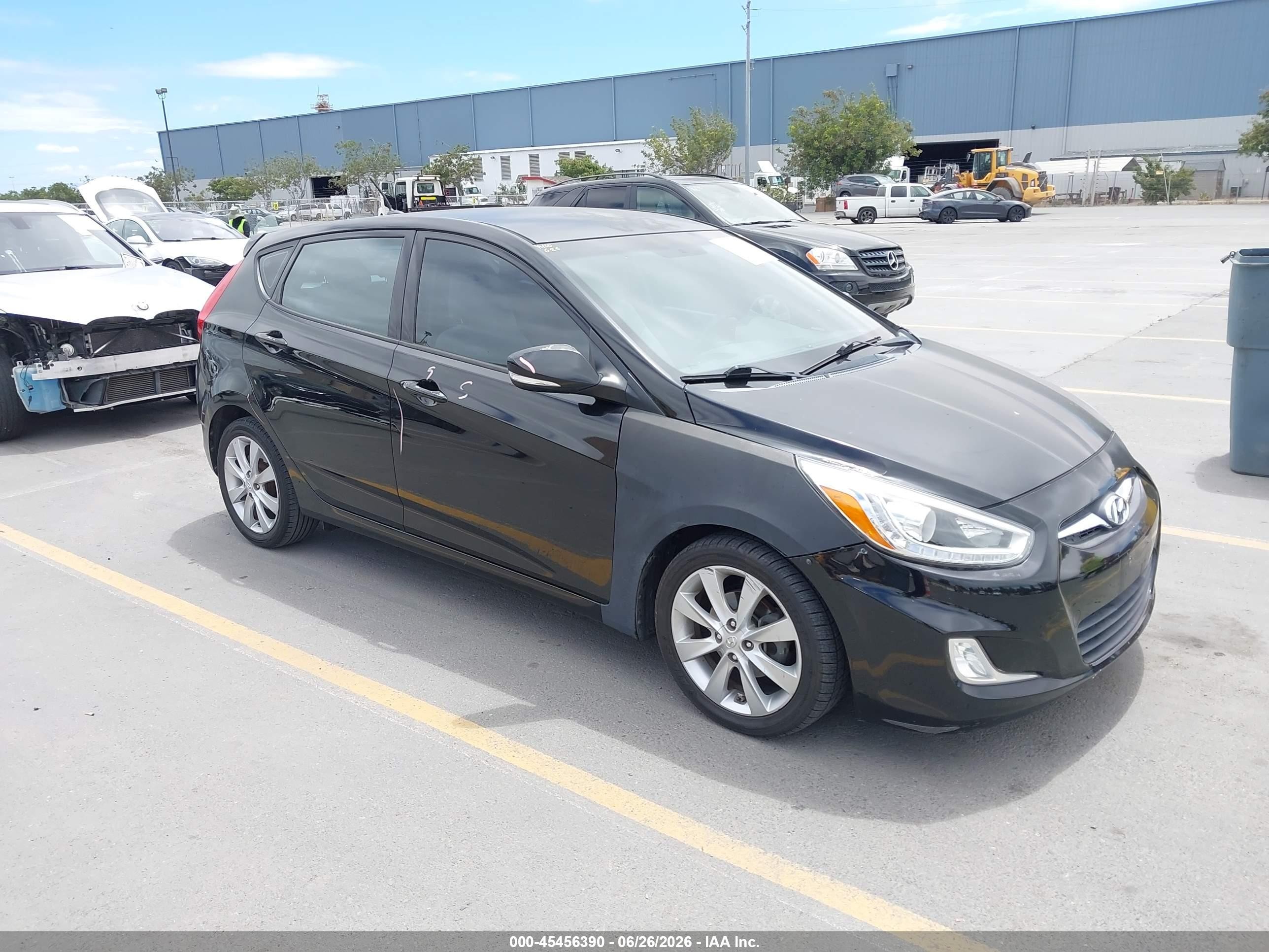 2014 Hyundai Accent SE, VIN KMHCU5AE0EU141932 — Side