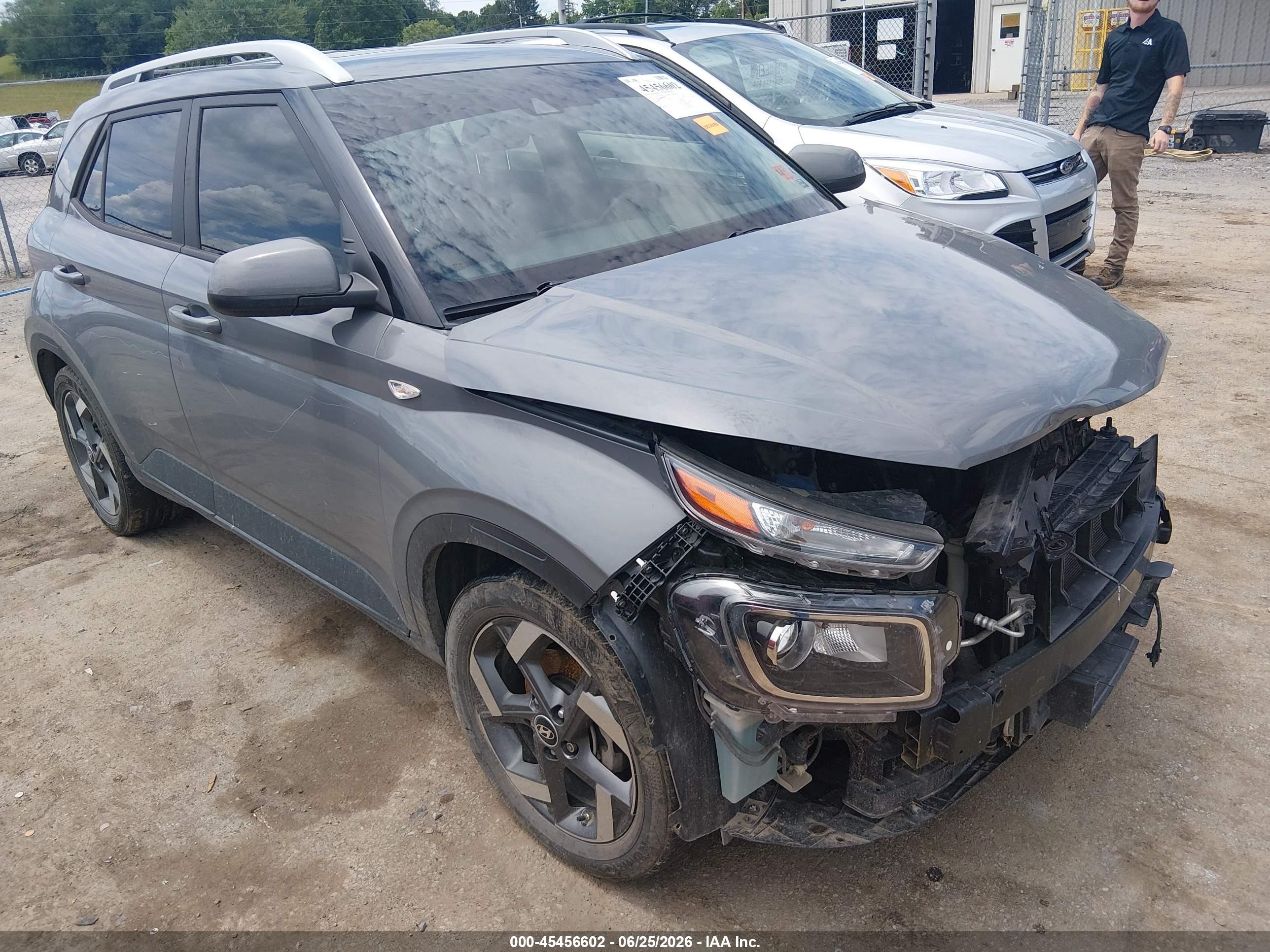 2022 Hyundai Venue SEL, VIN KMHRC8A30NU137490 — Front end