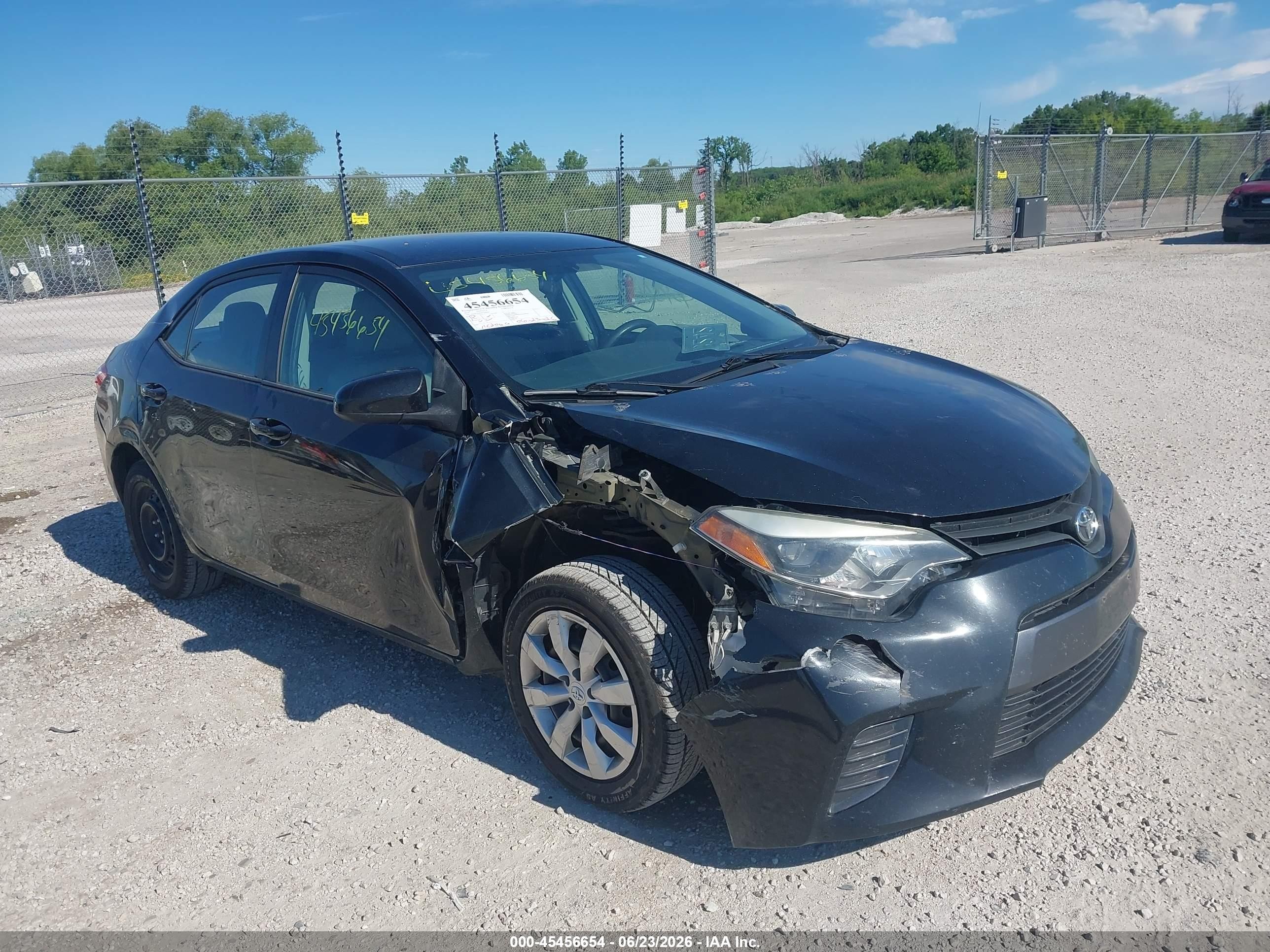 2015 Toyota Corolla LE, VIN 5YFBURHE9FP288049 — Side