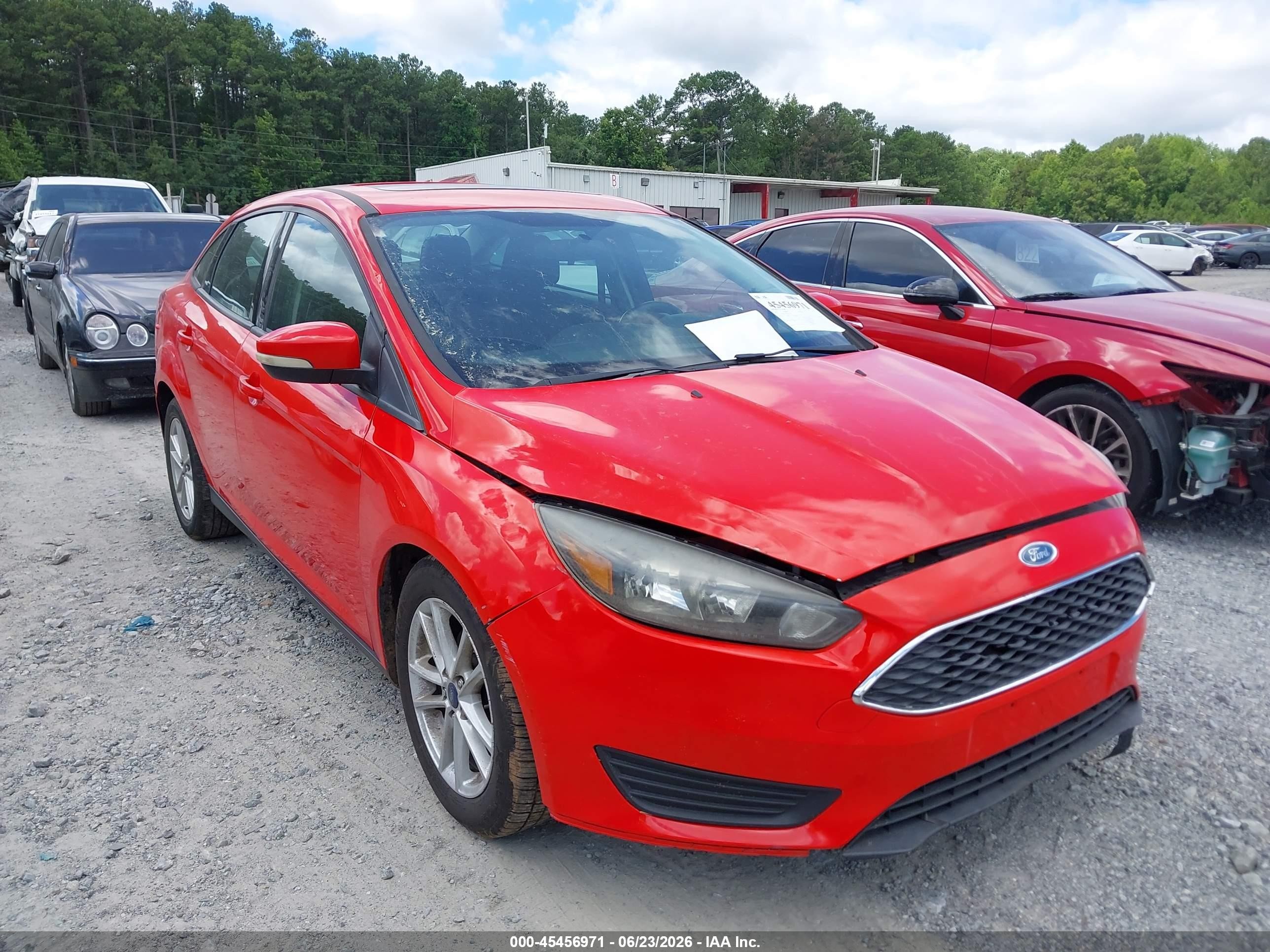 2015 Ford Focus SE, VIN 1FADP3F22FL233785 — Front end