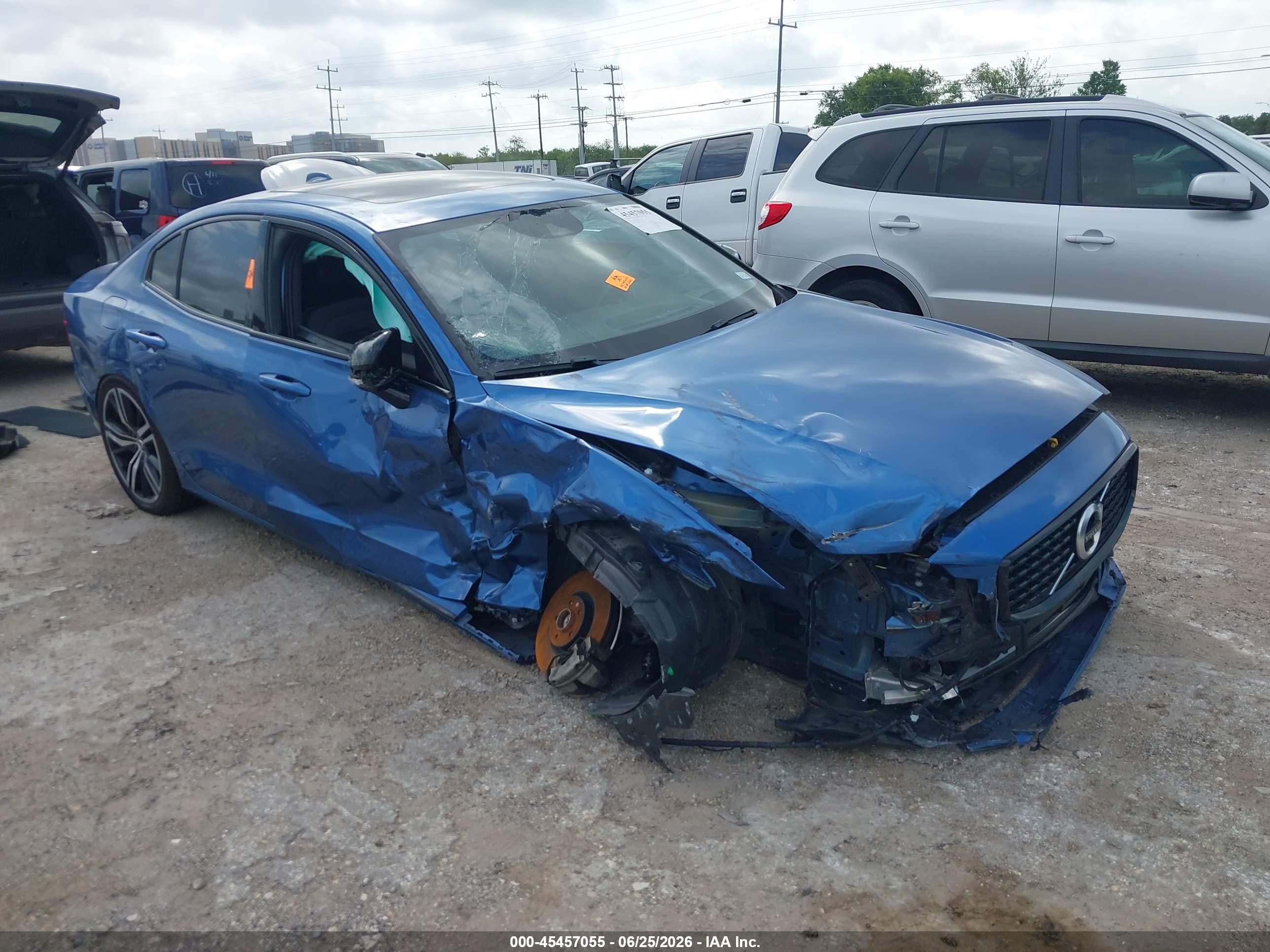 2021 Volvo S60 R-Design, VIN 7JR102FM4MG092240 — Бок