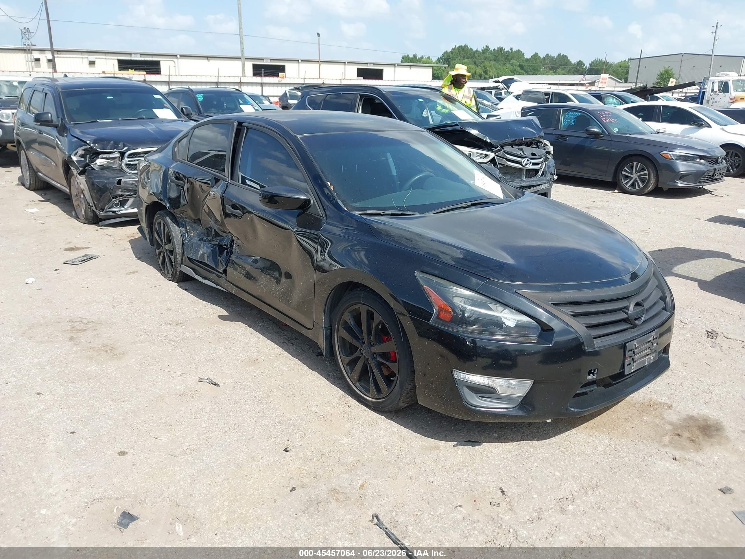 2014 Nissan Altima SV, VIN 1N4AL3AP9EC152735 — Rear end