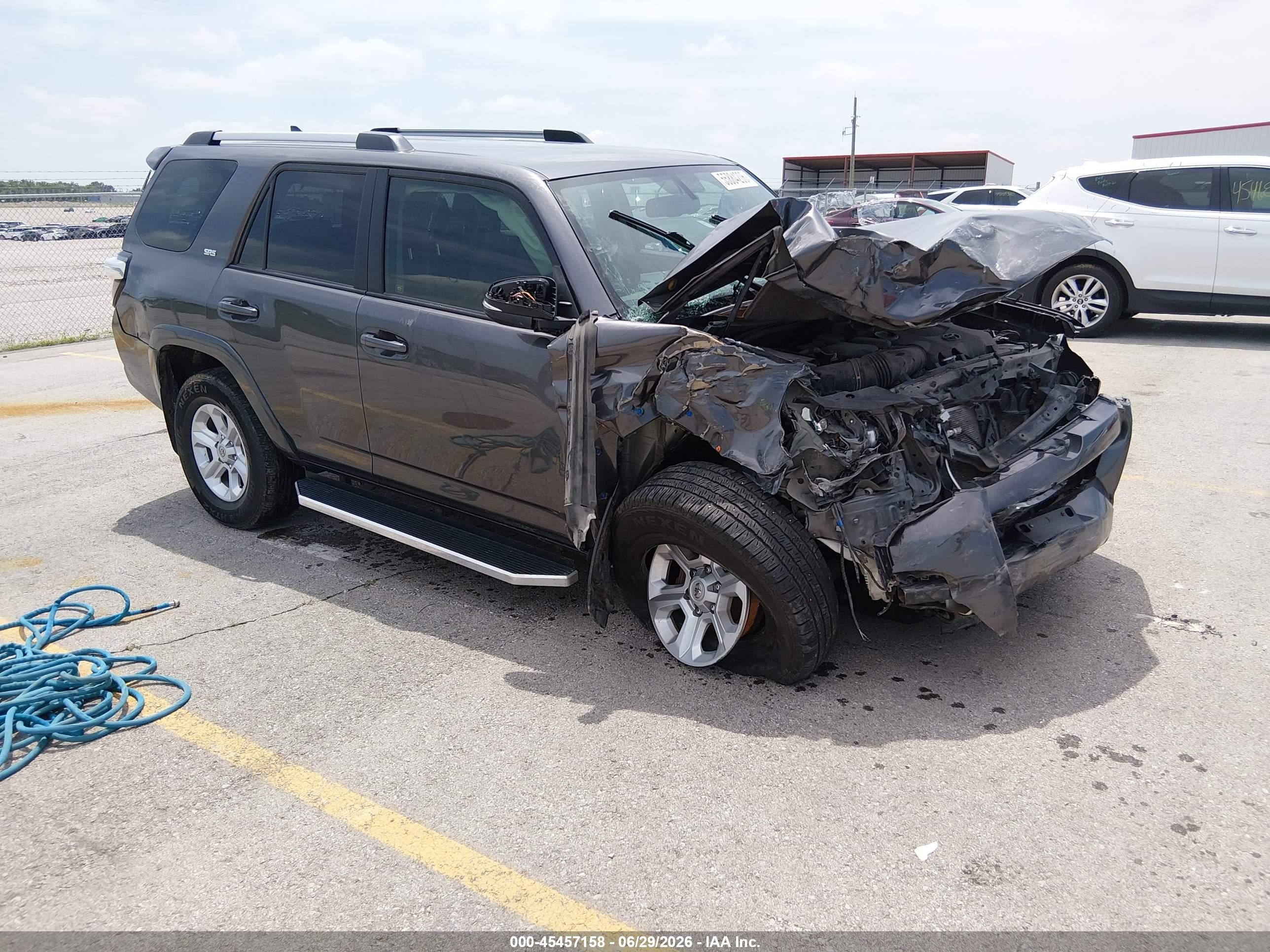 2019 Toyota 4Runner SR5 Premium, VIN JTEBU5JR7K5735728 — Front end