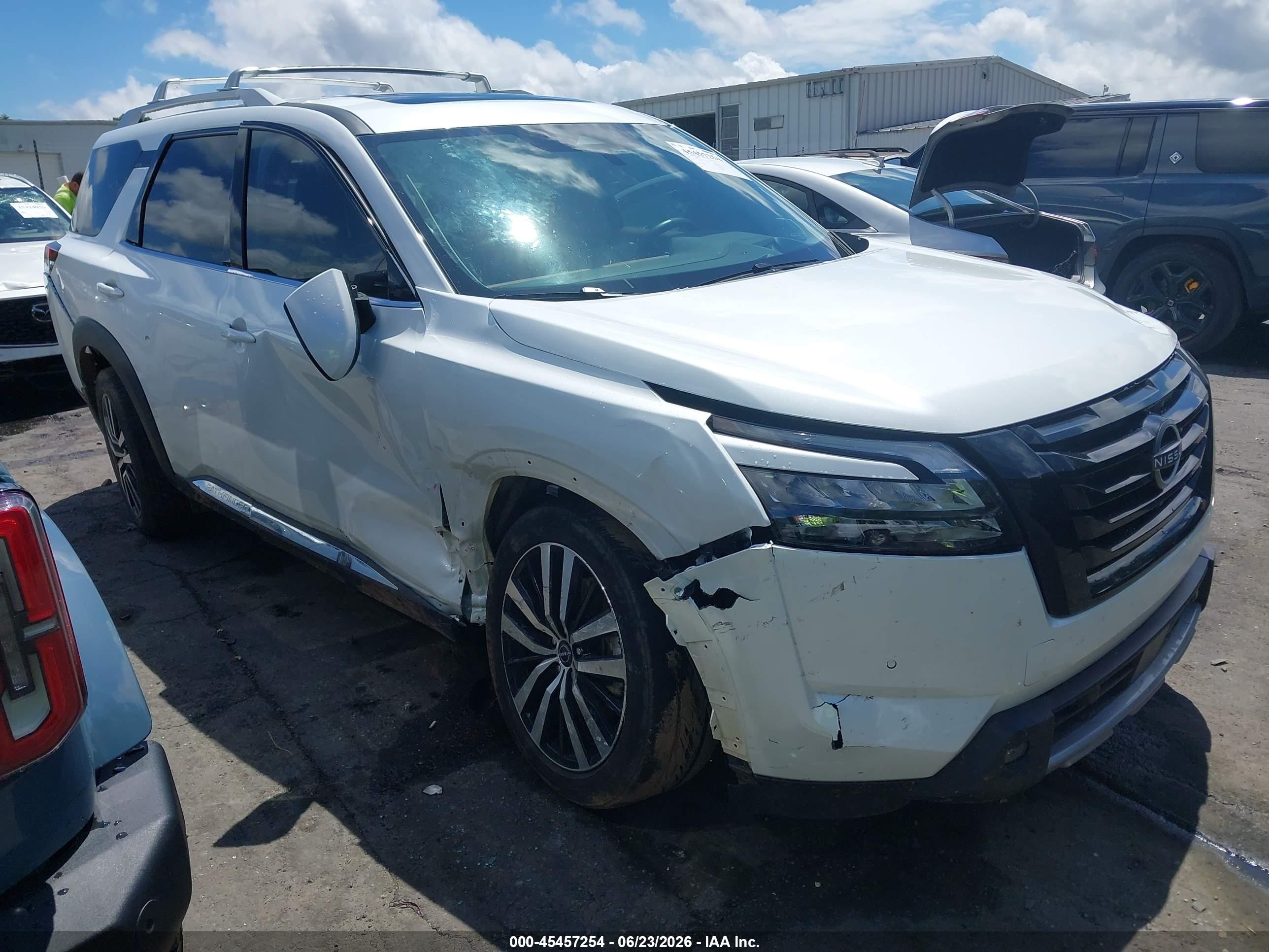 2025 Nissan Pathfinder Platinum, VIN 5N1DR3DJ2SC274163 — Front end