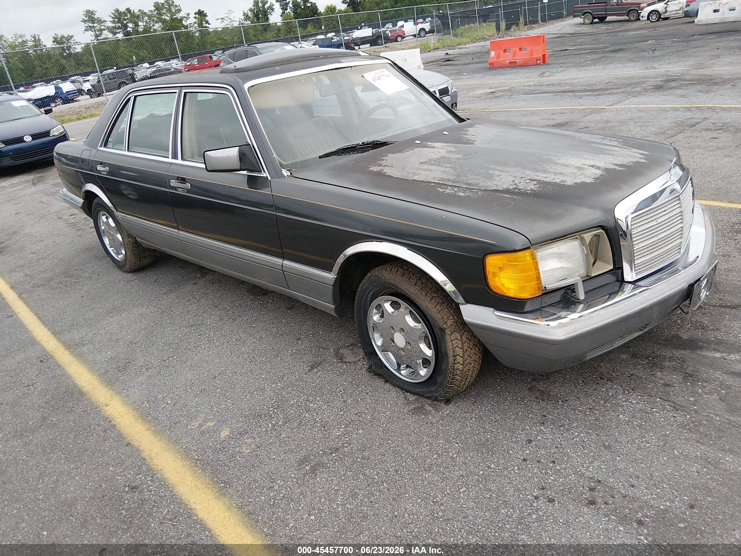 1987 Mercedes-Benz 420 SEL, VIN WDBCA35D0HA292647 — Normal wear