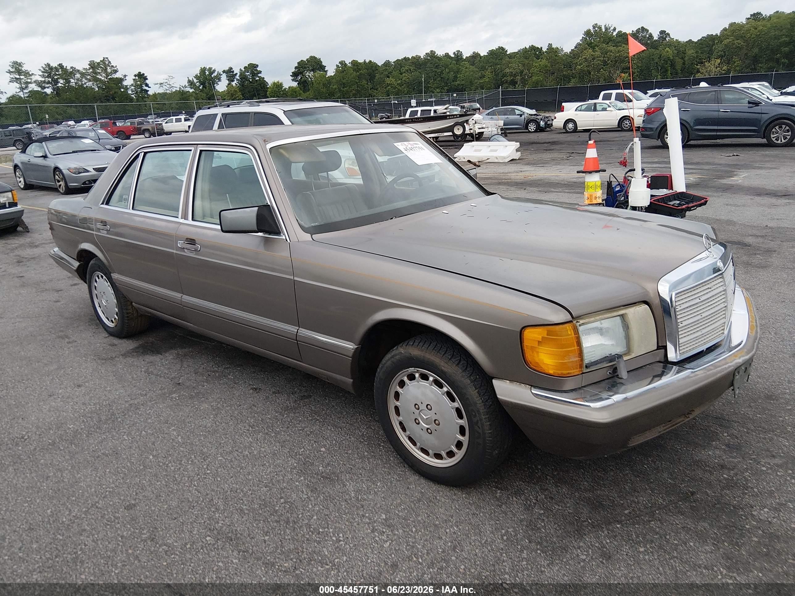 1987 Mercedes-Benz 420 SEL, VIN WDBCA35D9HA359729 — Normal wear