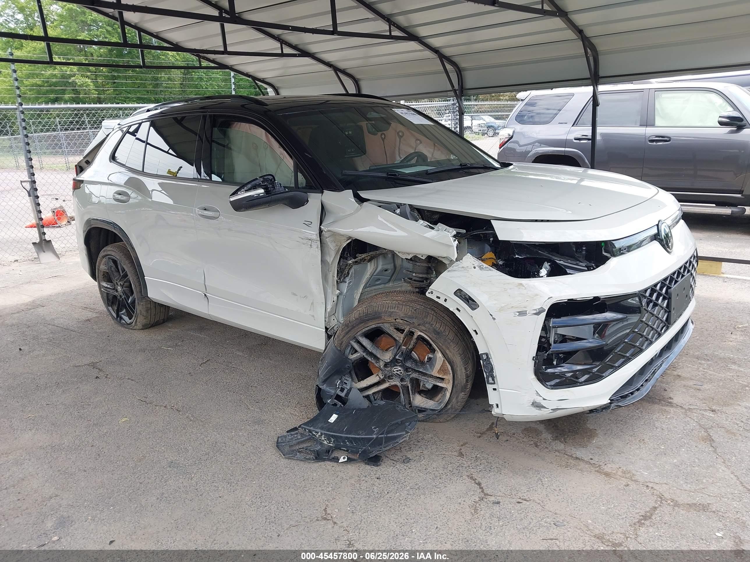 2026 Volkswagen Tiguan SE R-Line Black, VIN 3VVGR7RM1TM040464 — Front end