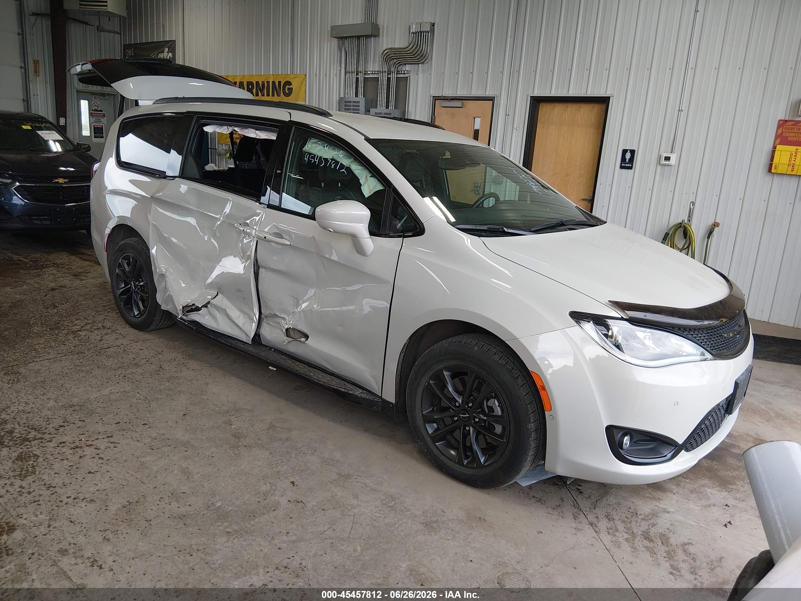 2020 Chrysler Pacifica Launch Edition, VIN 2C4RC3BG1LR274036 — Side