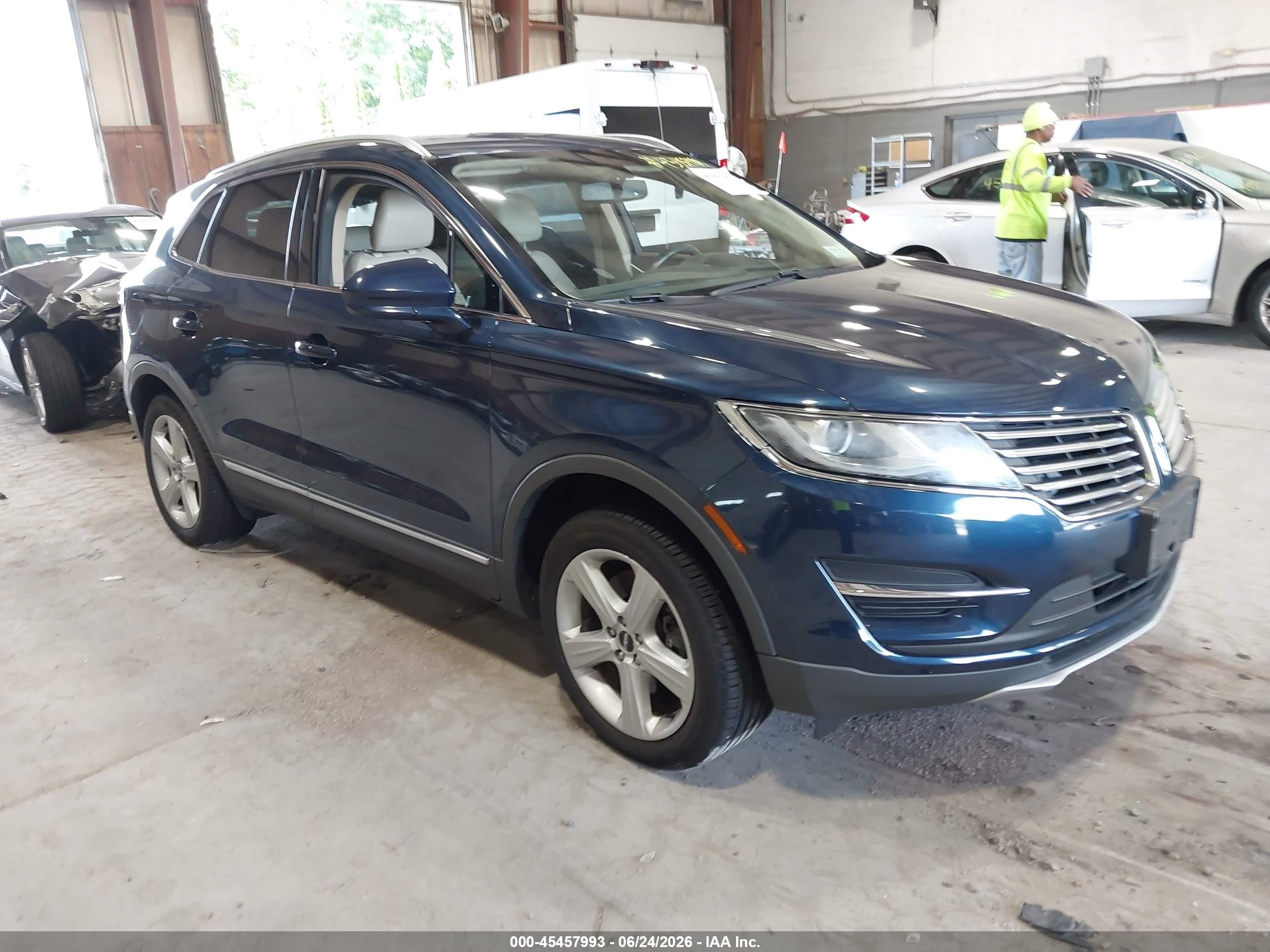 2017 Lincoln MKC Premiere, VIN 5LMCJ1D90HUL27360 — Rear end