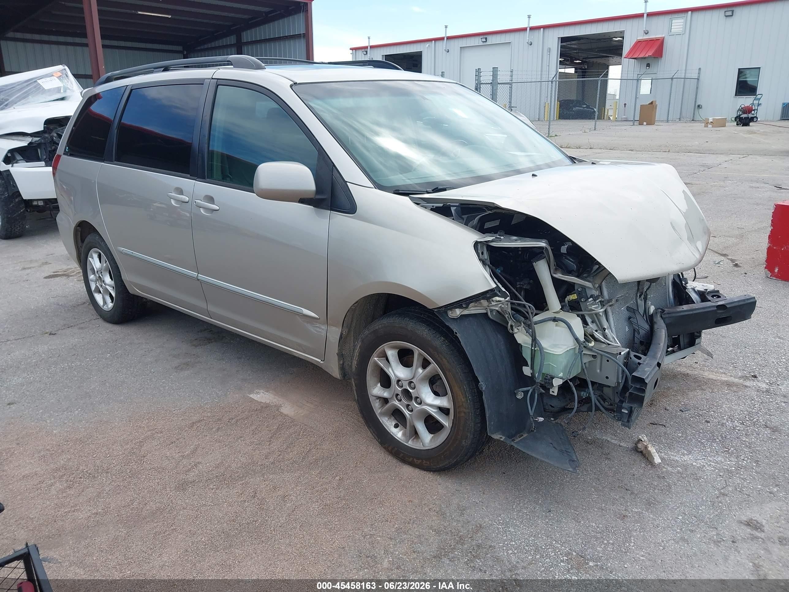 2005 Toyota Sienna XLE Limited, VIN 5TDBA22C05S043668 — Front end