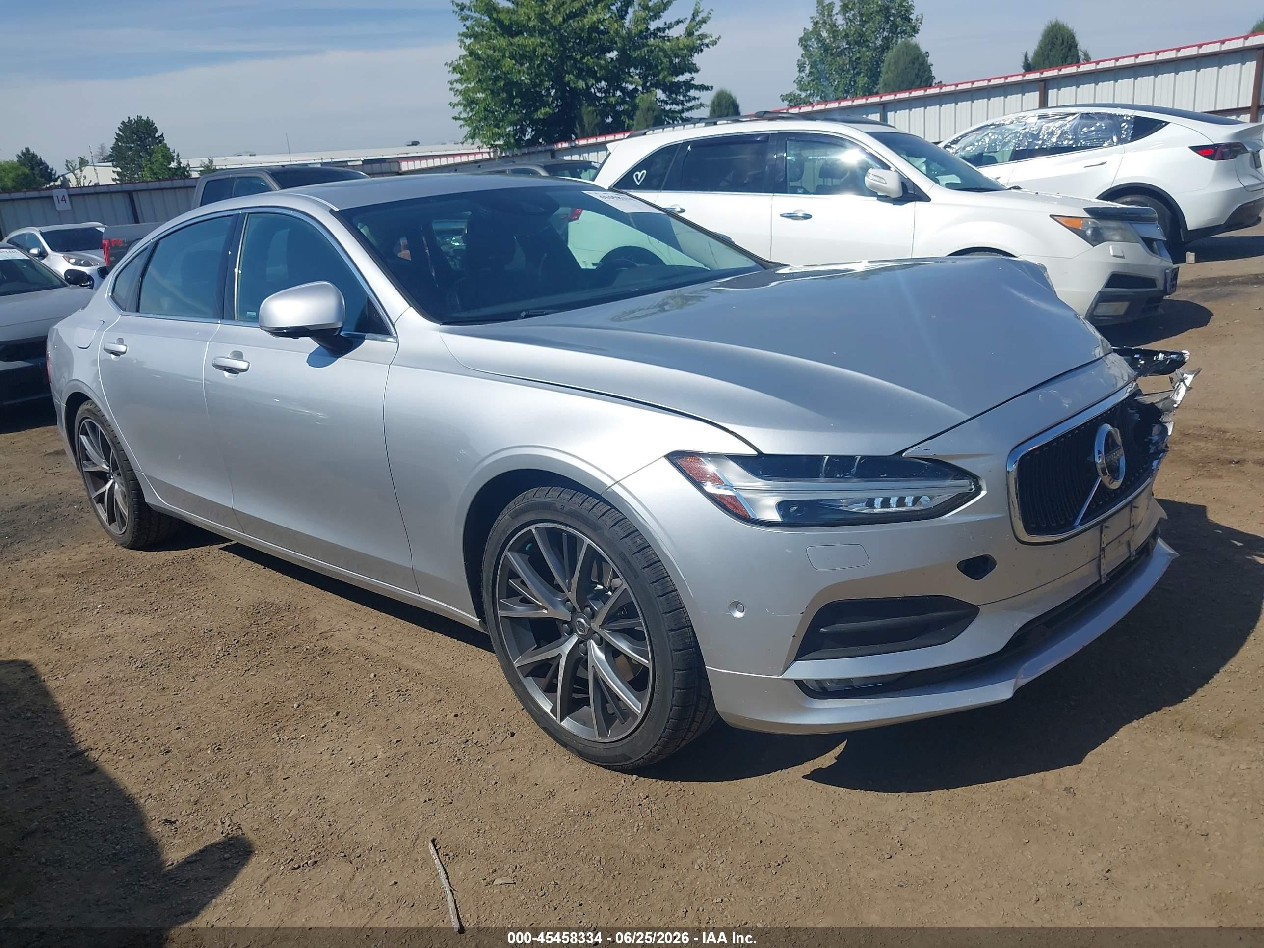 2018 Volvo S90 Momentum, VIN LVY982MK6JP031181 — Front end