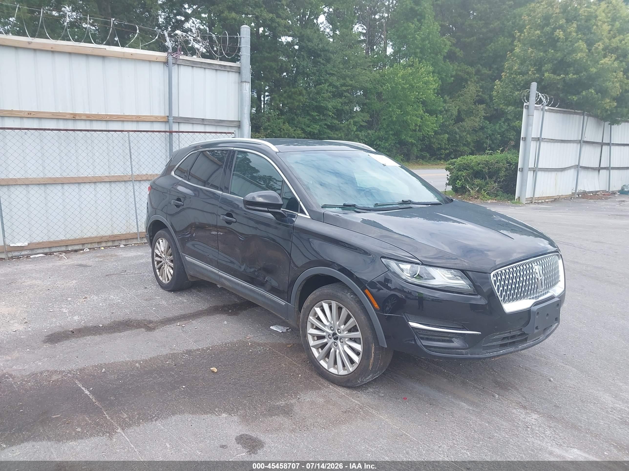 2019 Lincoln MKC Standard, VIN 5LMCJ1D98KUL07008 — Side