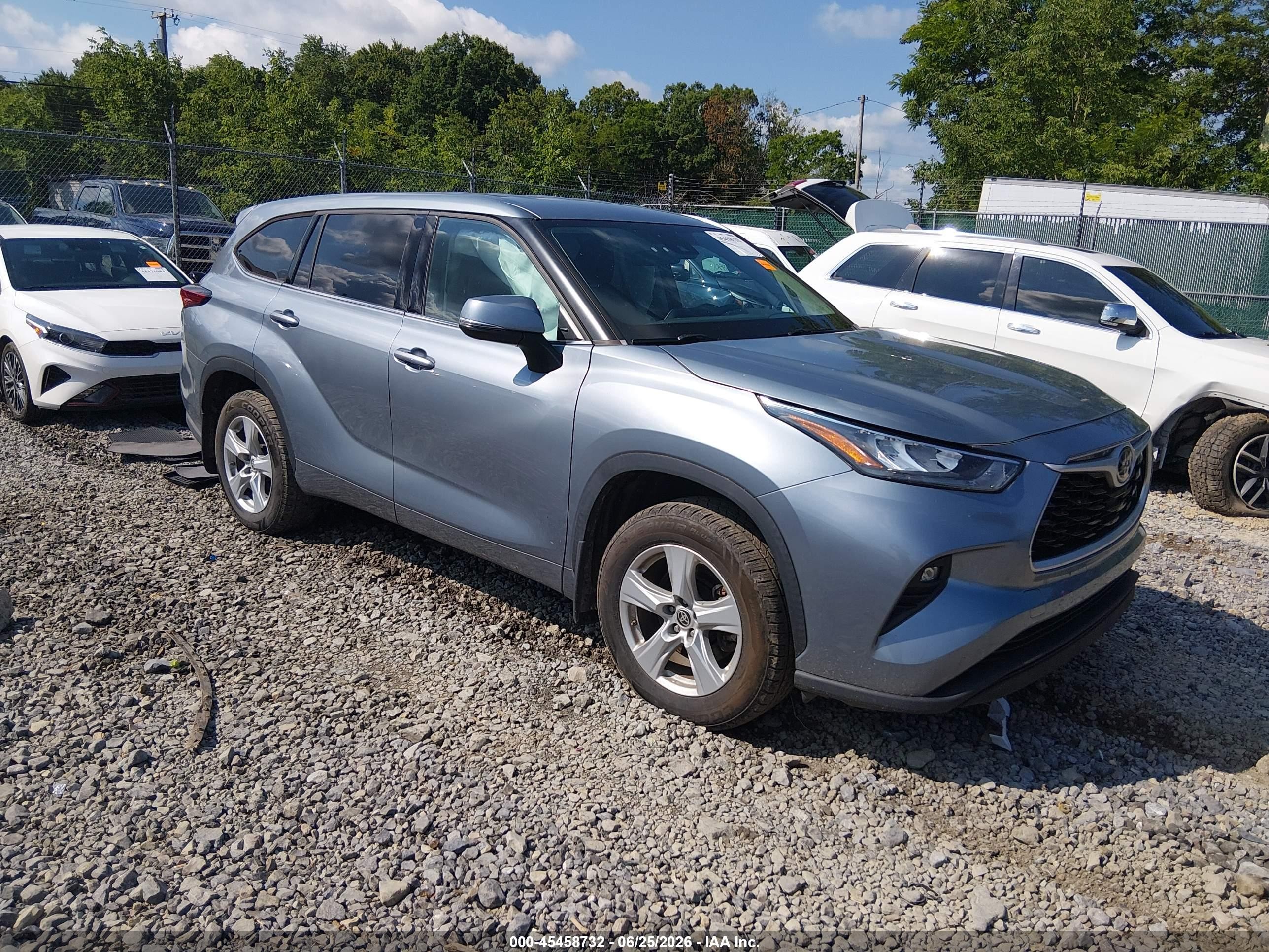 2020 Toyota Highlander LE, VIN 5TDBZRBH1LS017087 — Side